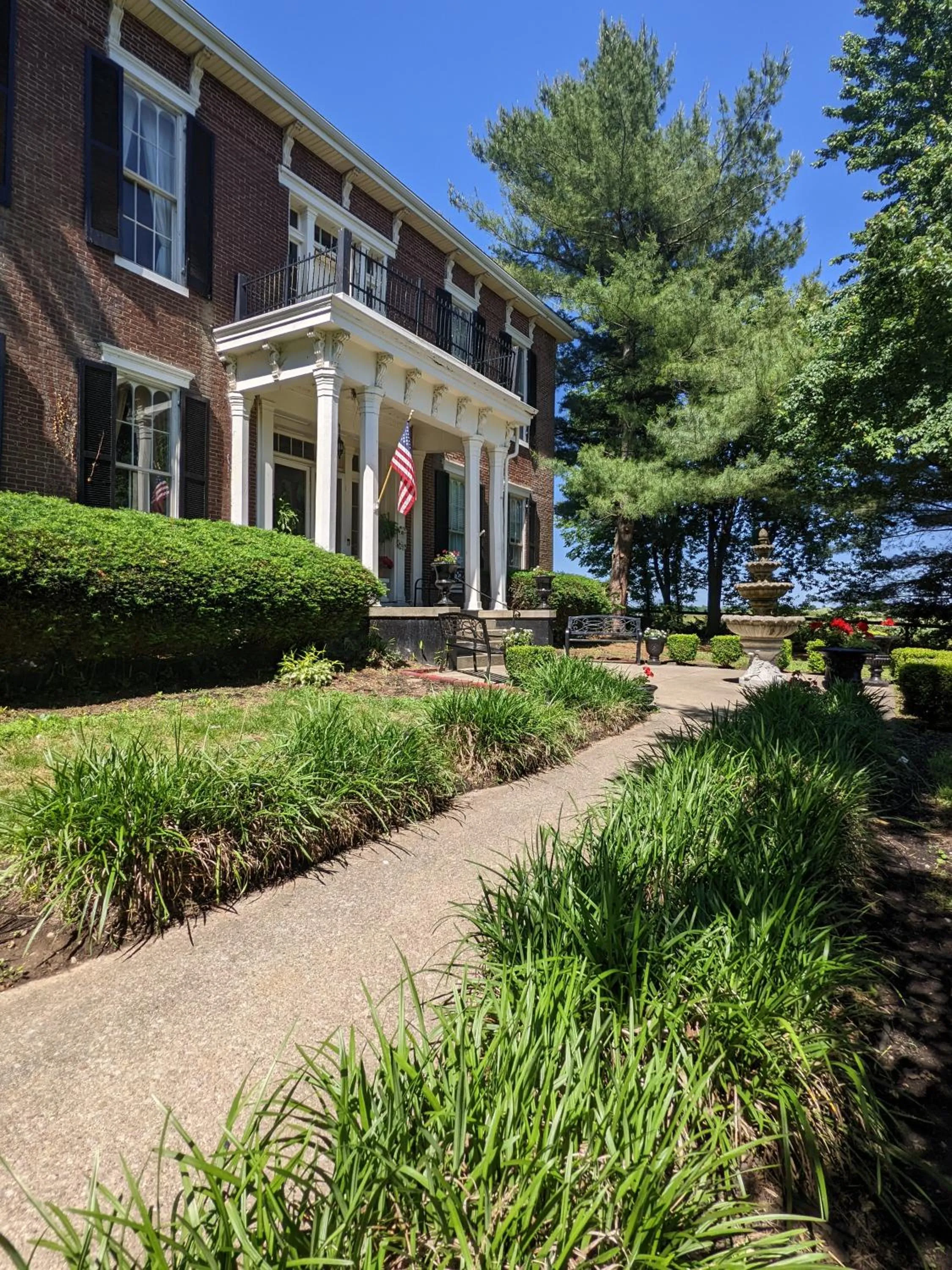 Property building in Maple Hill Manor Bed & Breakfast