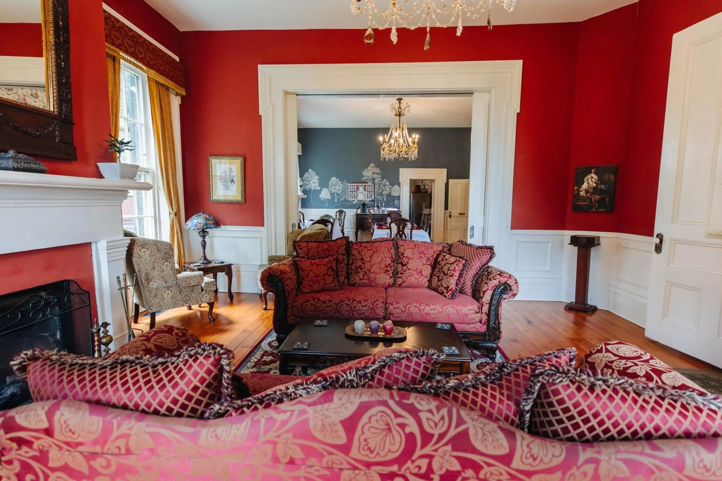 Living room in Maple Hill Manor Bed & Breakfast
