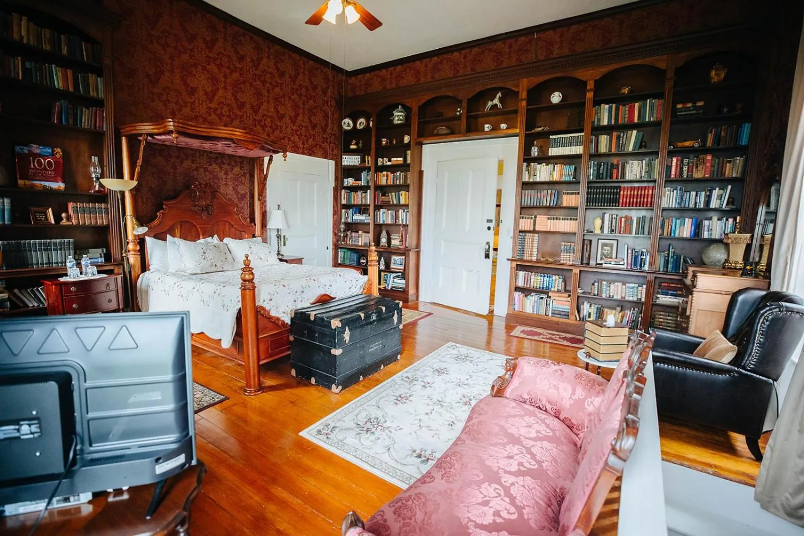 Library in Maple Hill Manor Bed & Breakfast
