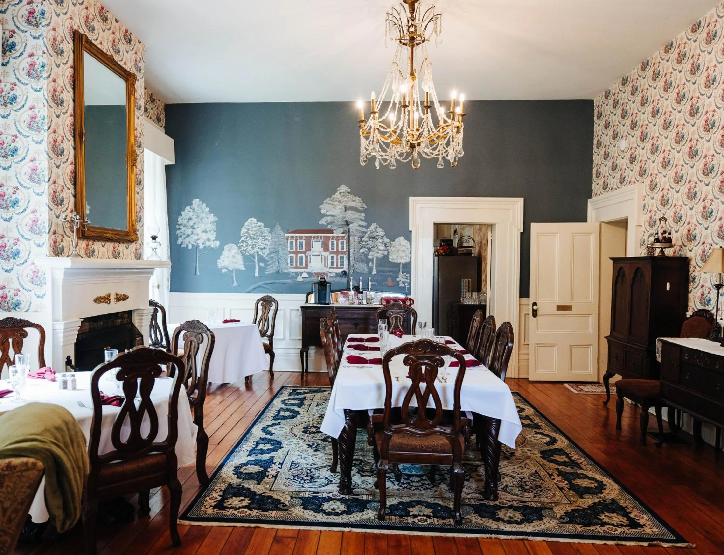 Seating area in Maple Hill Manor Bed & Breakfast