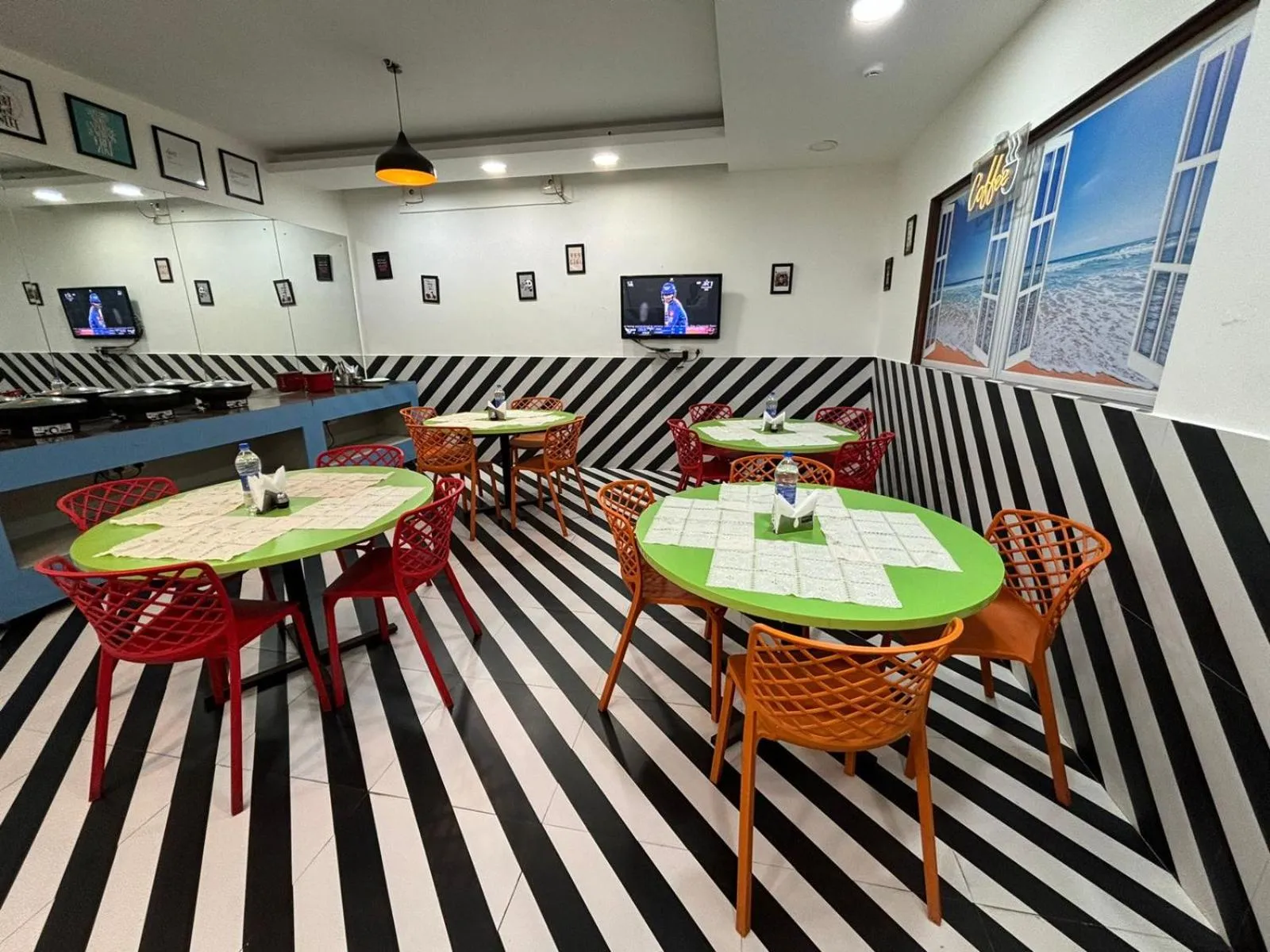 Restaurant/places to eat in Asian Suites IFFCO Metro Station Gurugram
