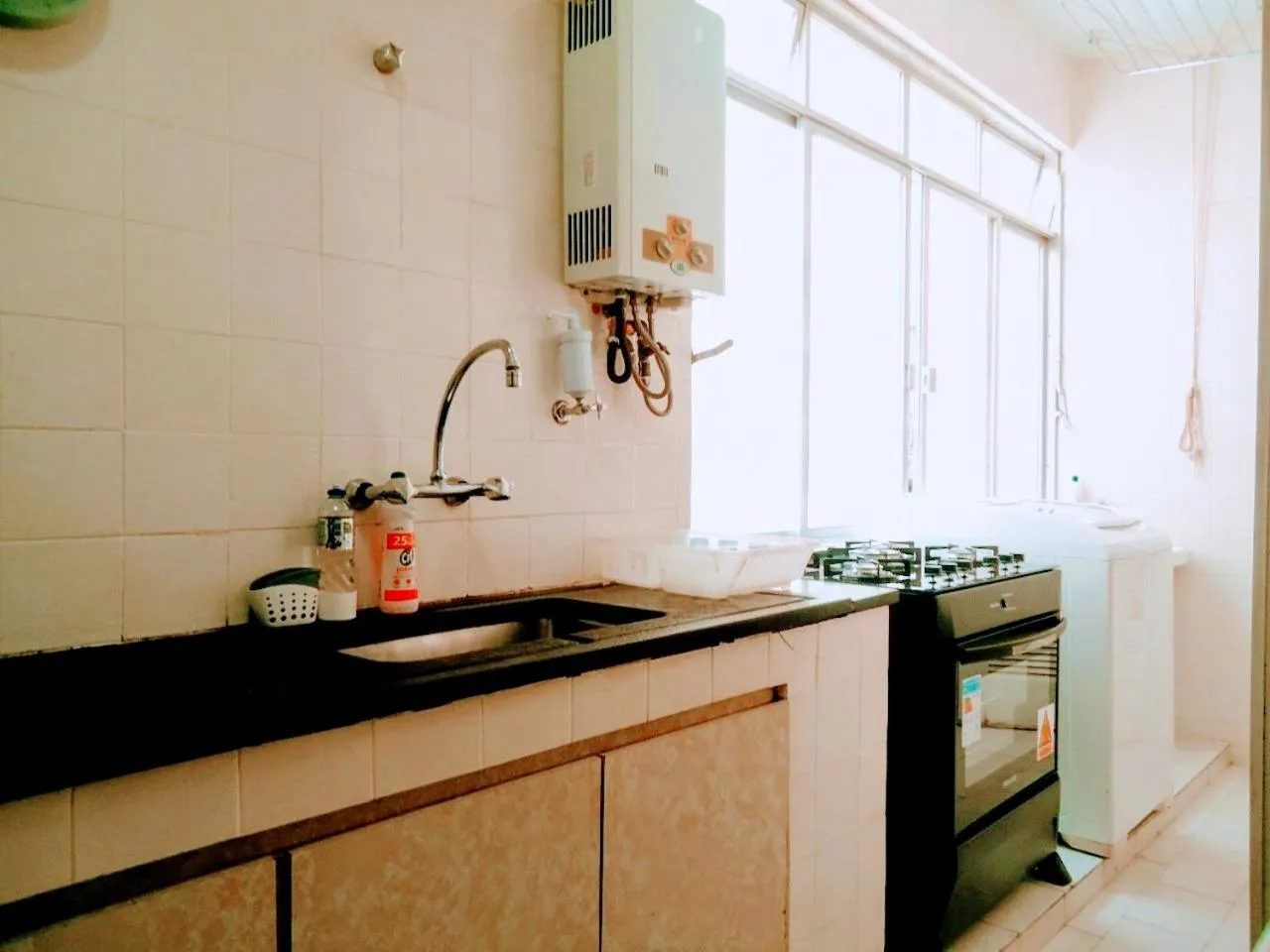 Communal kitchen in Copacabana 3 quartos ar cond a 2 qds da praia