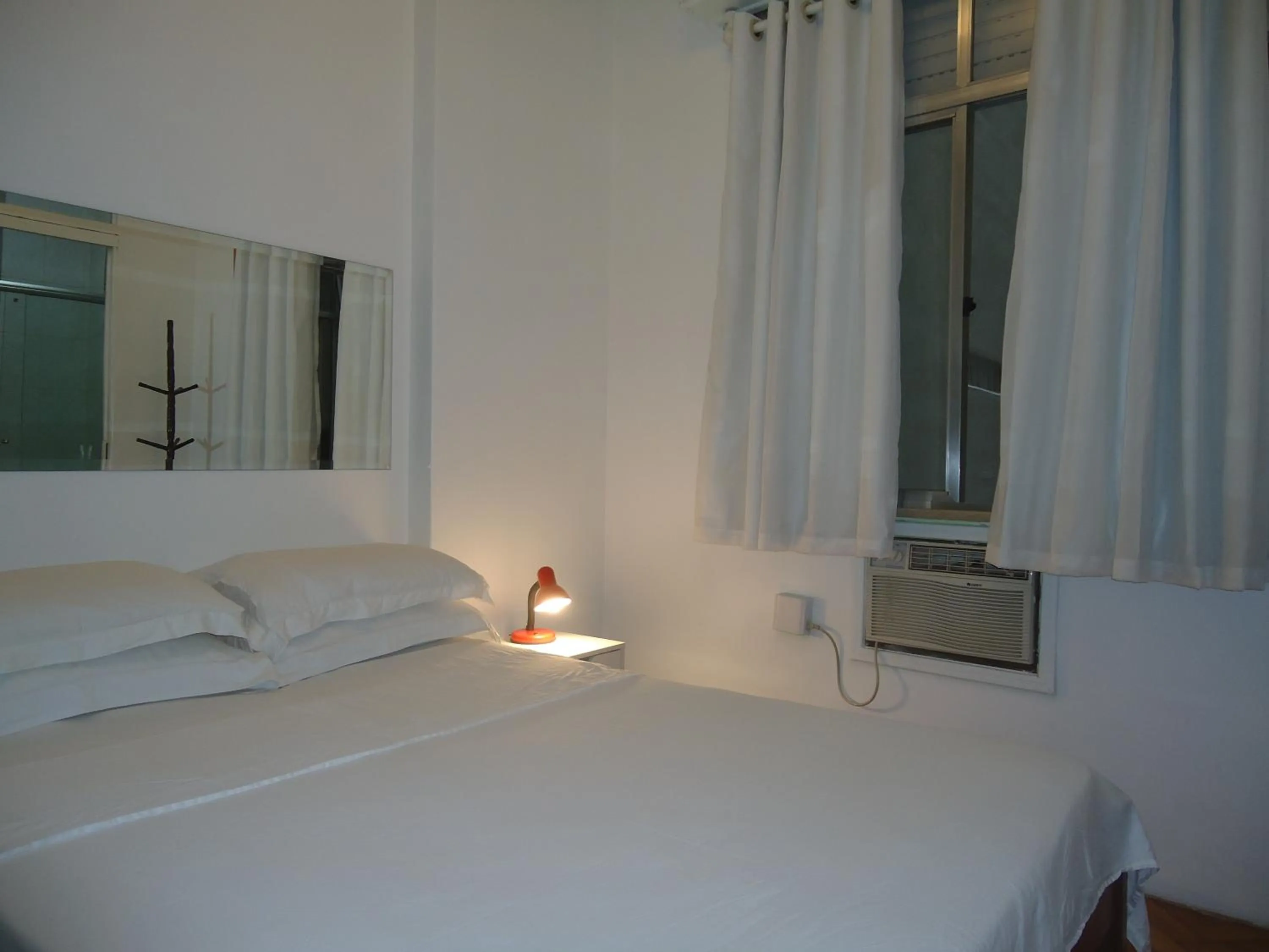 Bedroom, Bed in Copacabana 3 quartos ar cond a 2 qds da praia