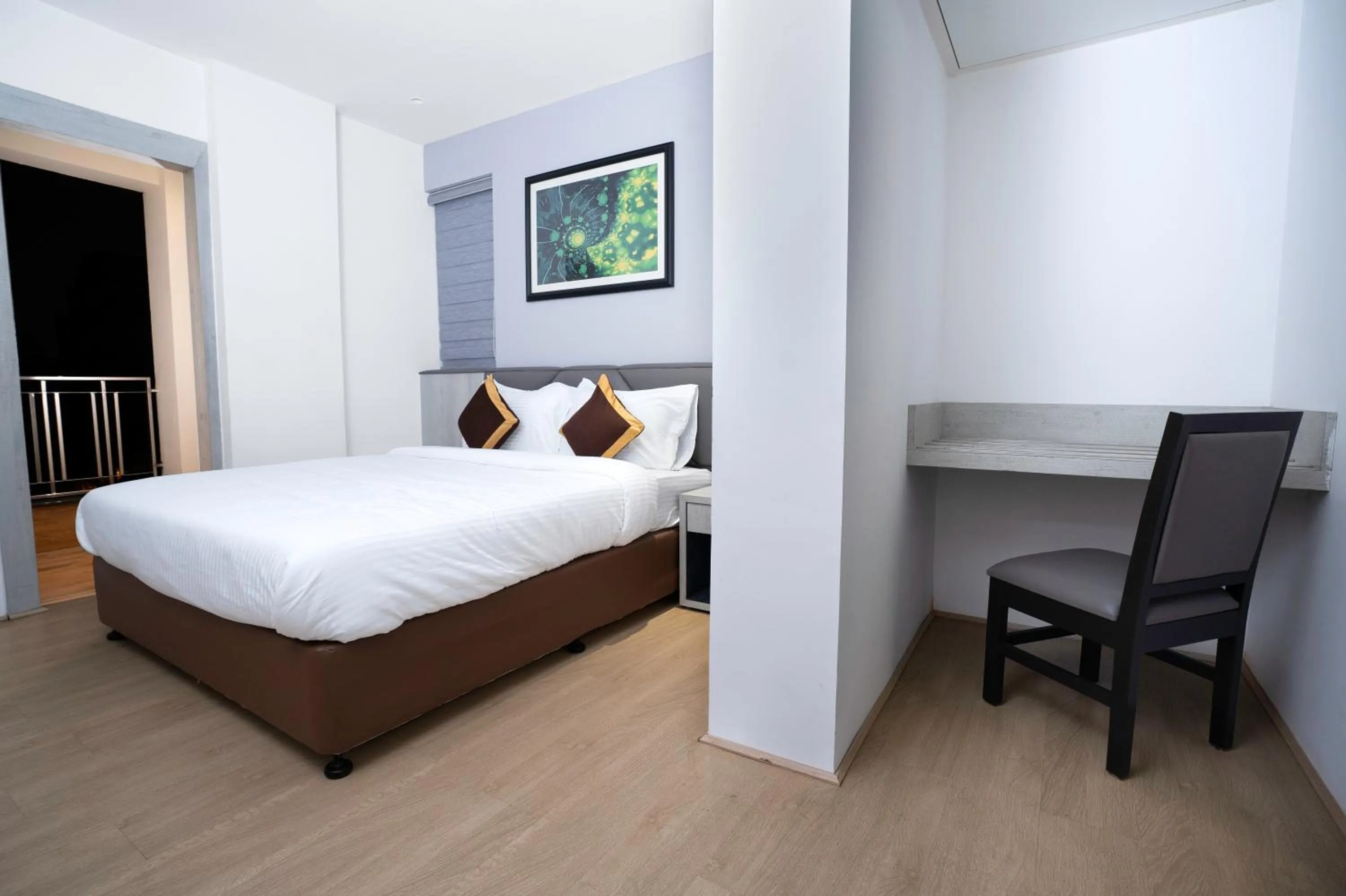 Photo of the whole room, Bed in Poiisse