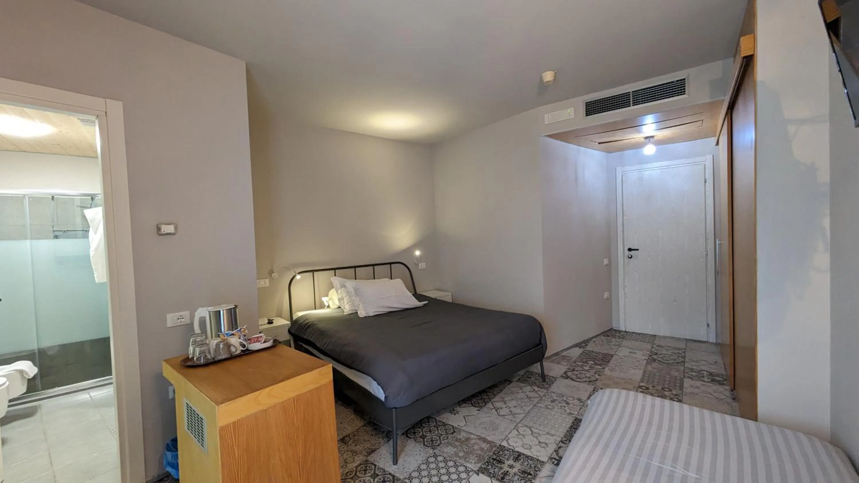 Shower, Bed in hotel garni Santa Caterina