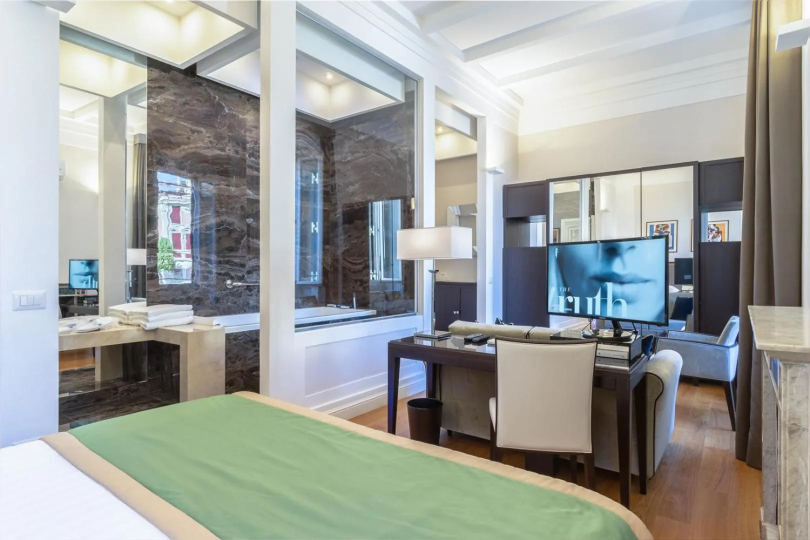 Photo of the whole room, Bed in Internazionale Domus