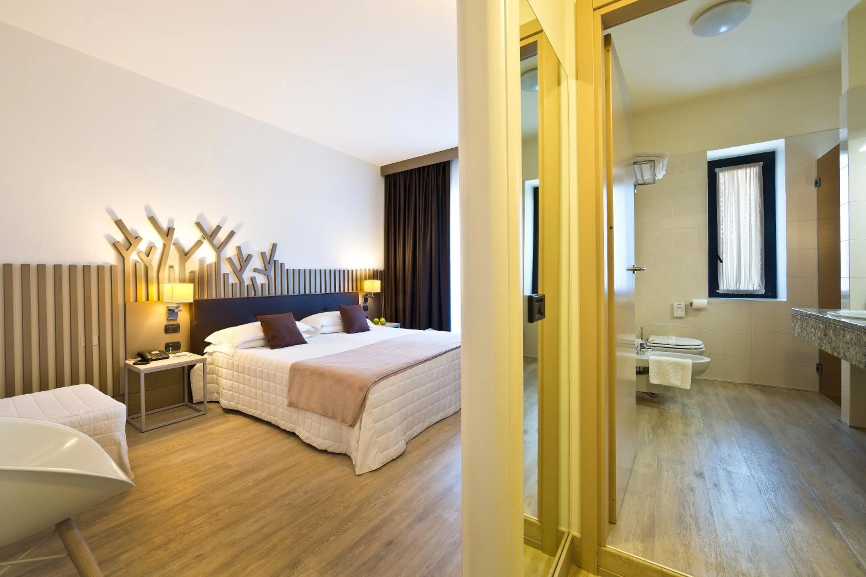 Photo of the whole room, Bed in Hotel Desenzano