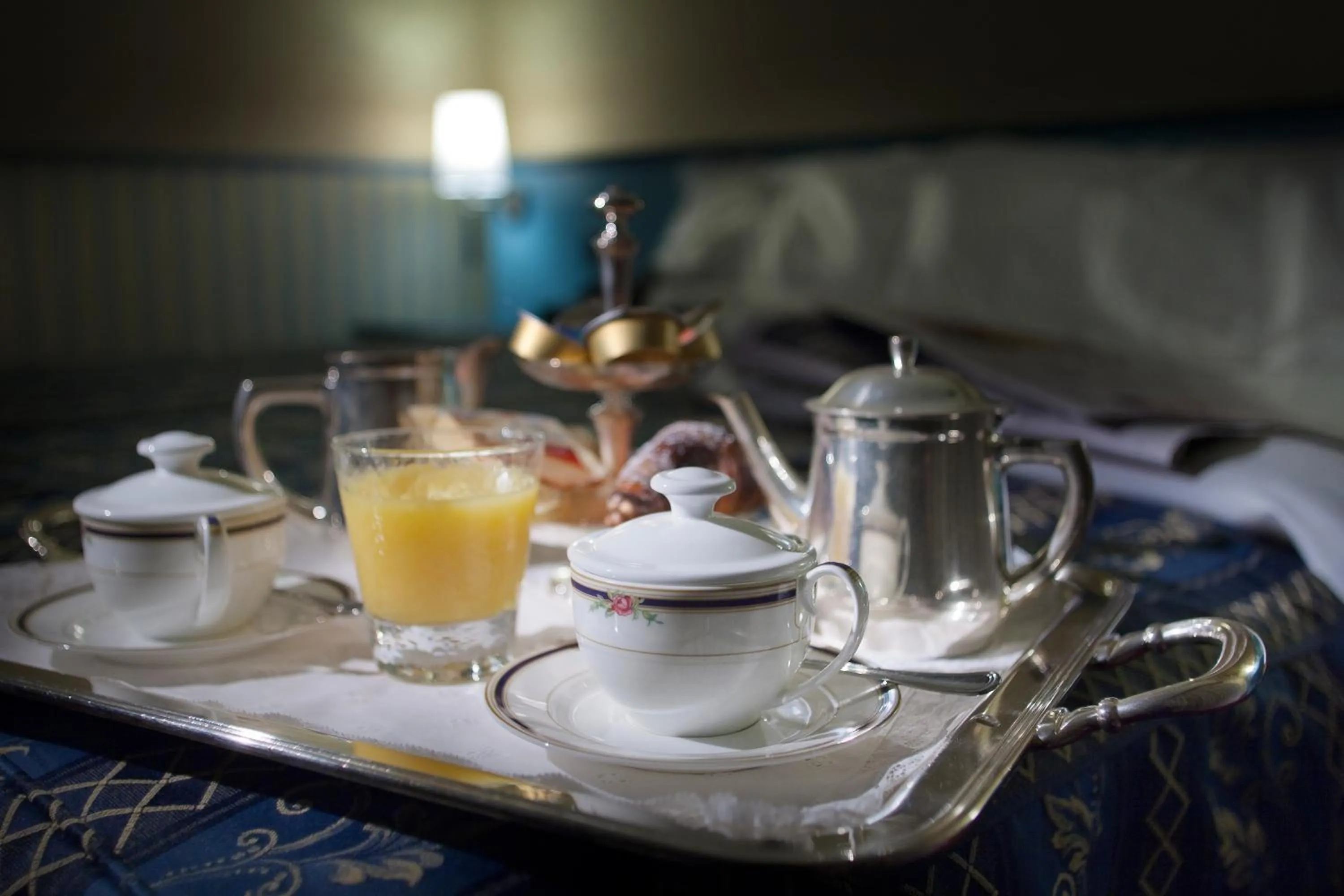 Coffee/tea facilities, Bed in Hotel Desenzano