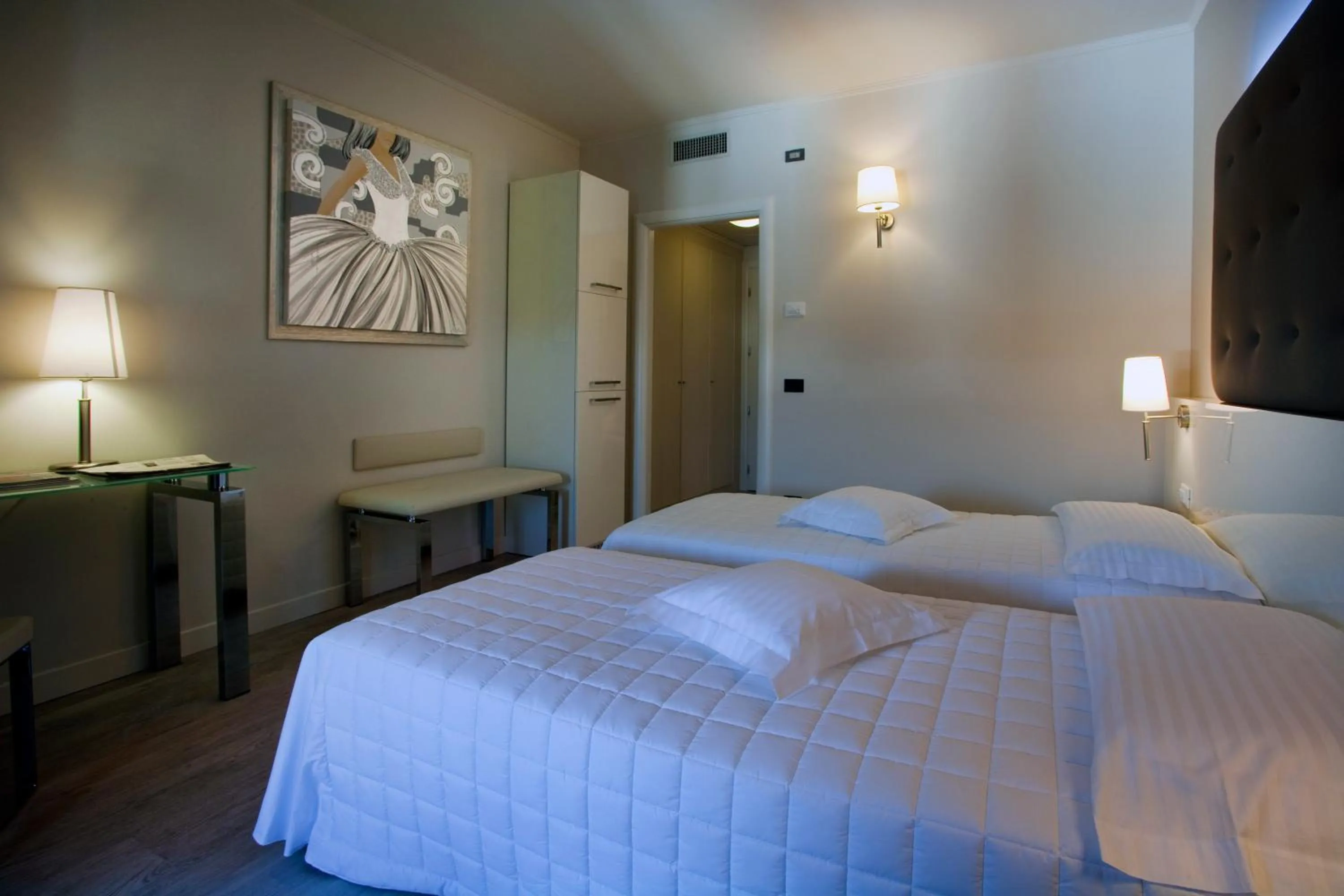 Photo of the whole room, Bed in Hotel Desenzano