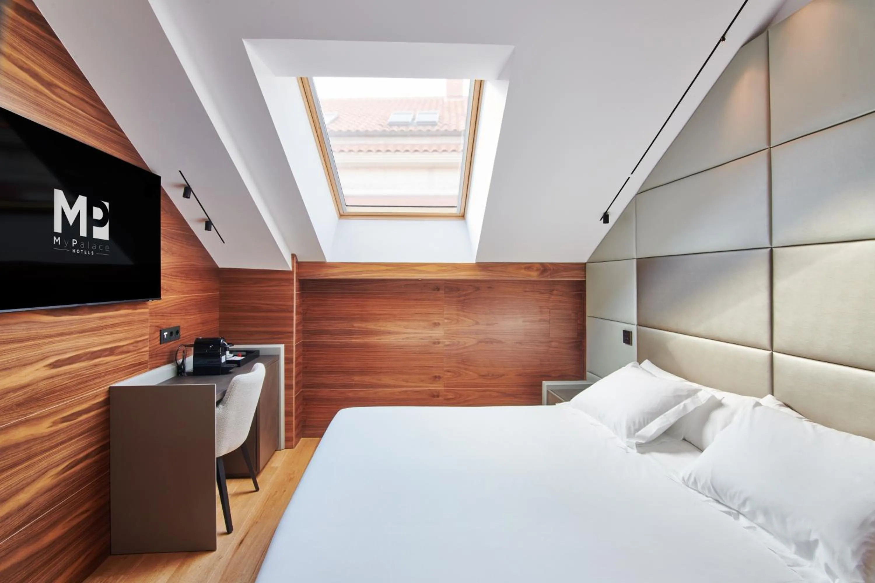 Bedroom, Bed in Hotel MyPalace León