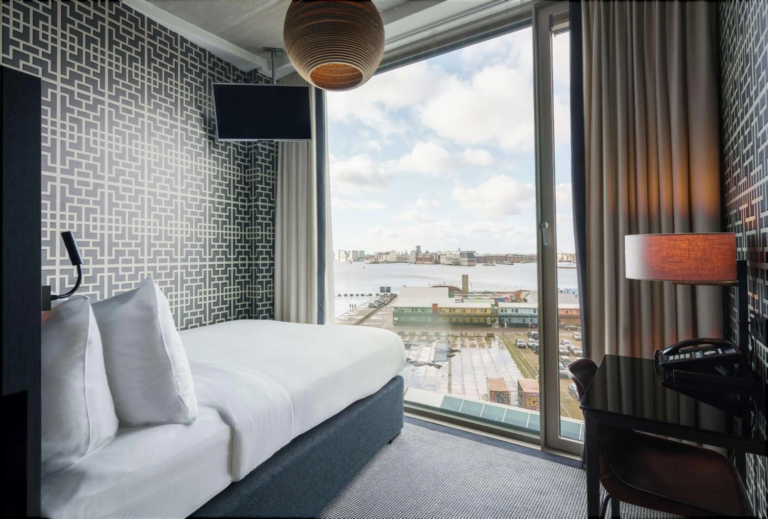 Bed in DoubleTree by Hilton Amsterdam - NDSM Wharf