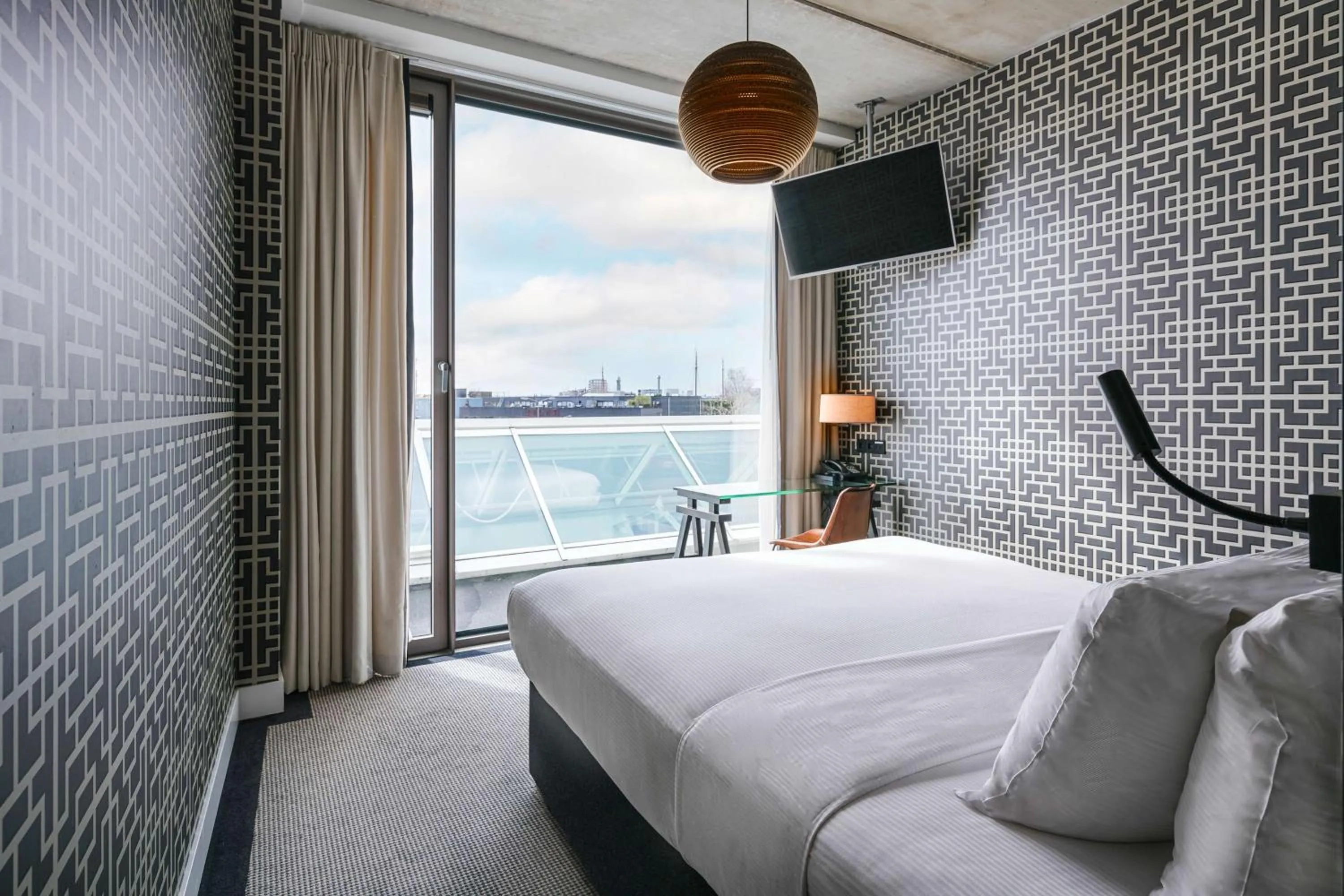 Bed in DoubleTree by Hilton Amsterdam - NDSM Wharf