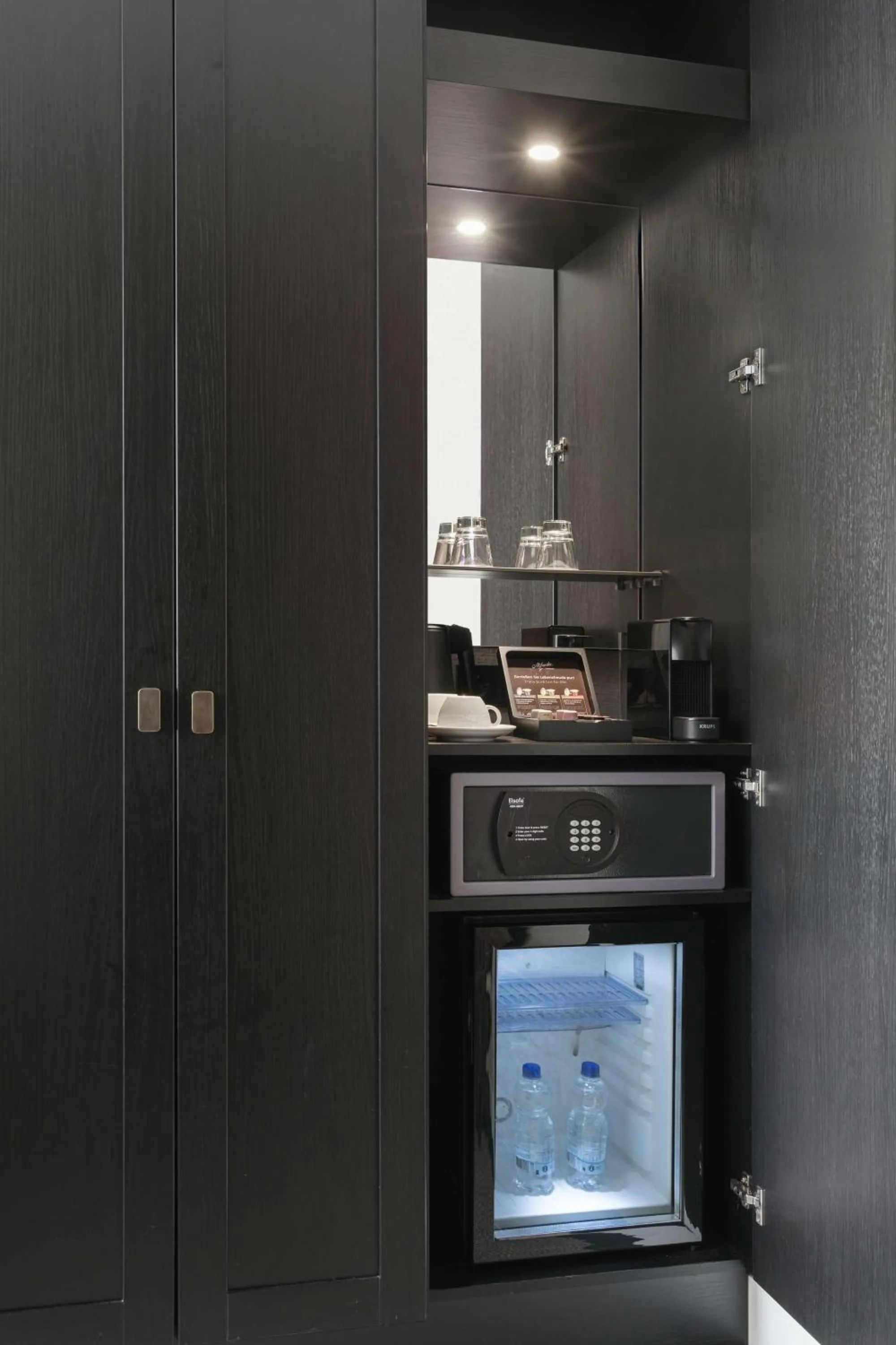 Photo of the whole room in DoubleTree by Hilton Amsterdam - NDSM Wharf