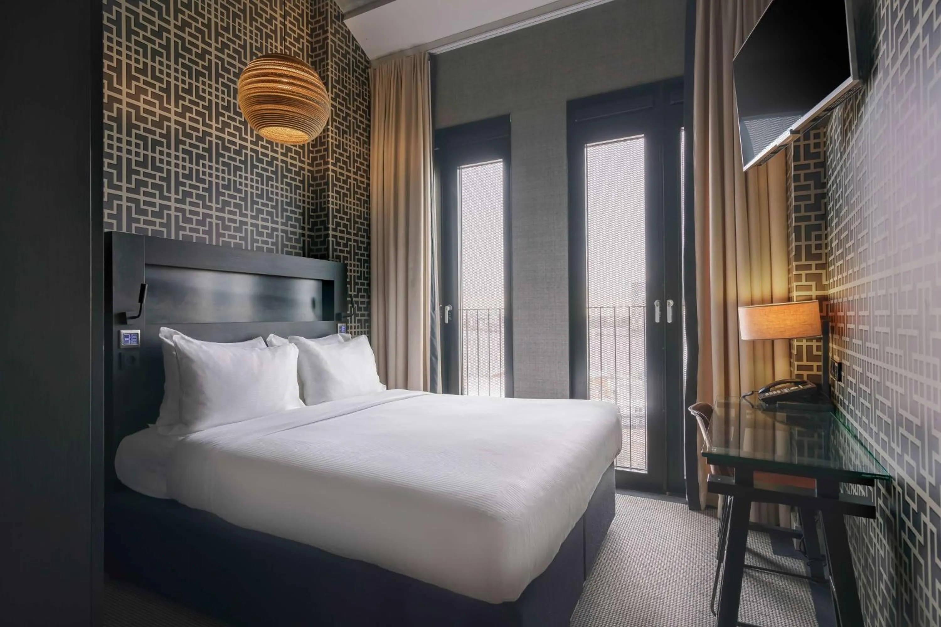 Bed in DoubleTree by Hilton Amsterdam - NDSM Wharf