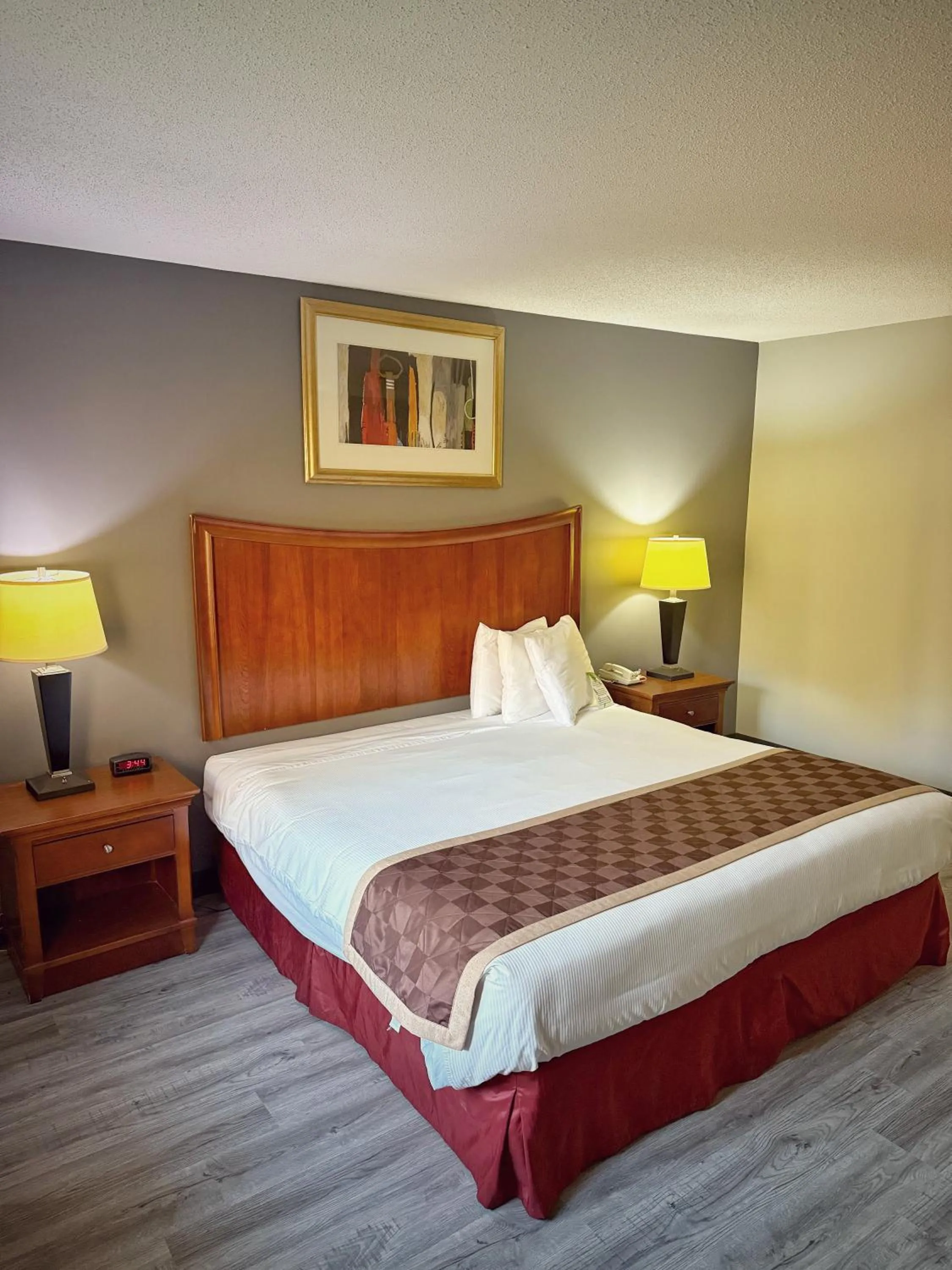 Bed in Lake Tree Inn & Suites