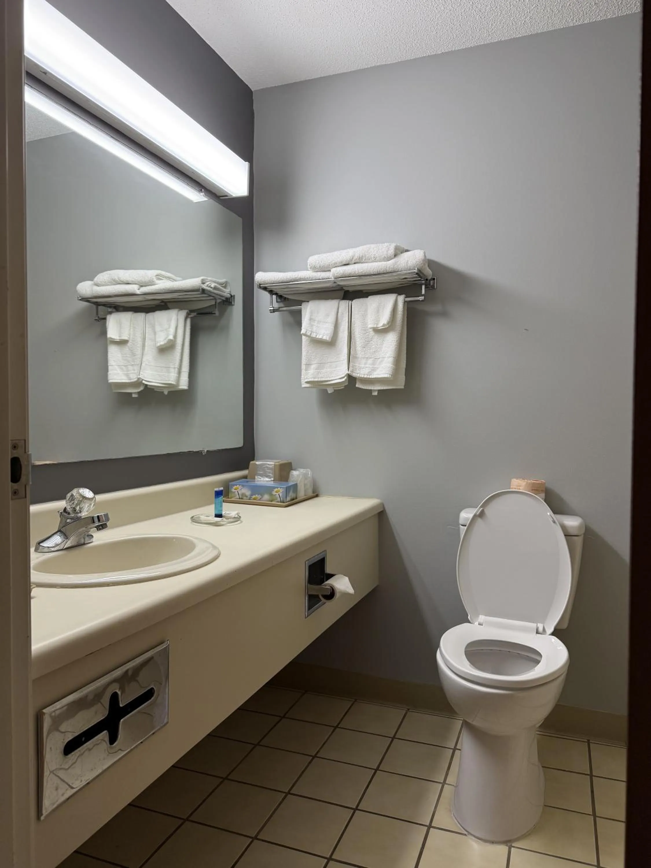 Lake Tree Inn & Suites