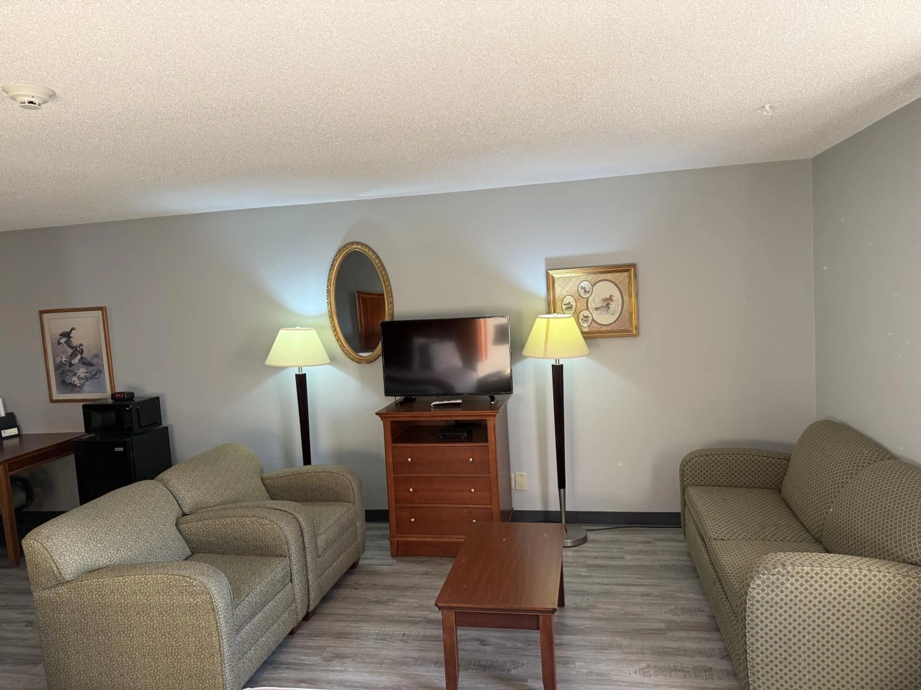 Lake Tree Inn & Suites