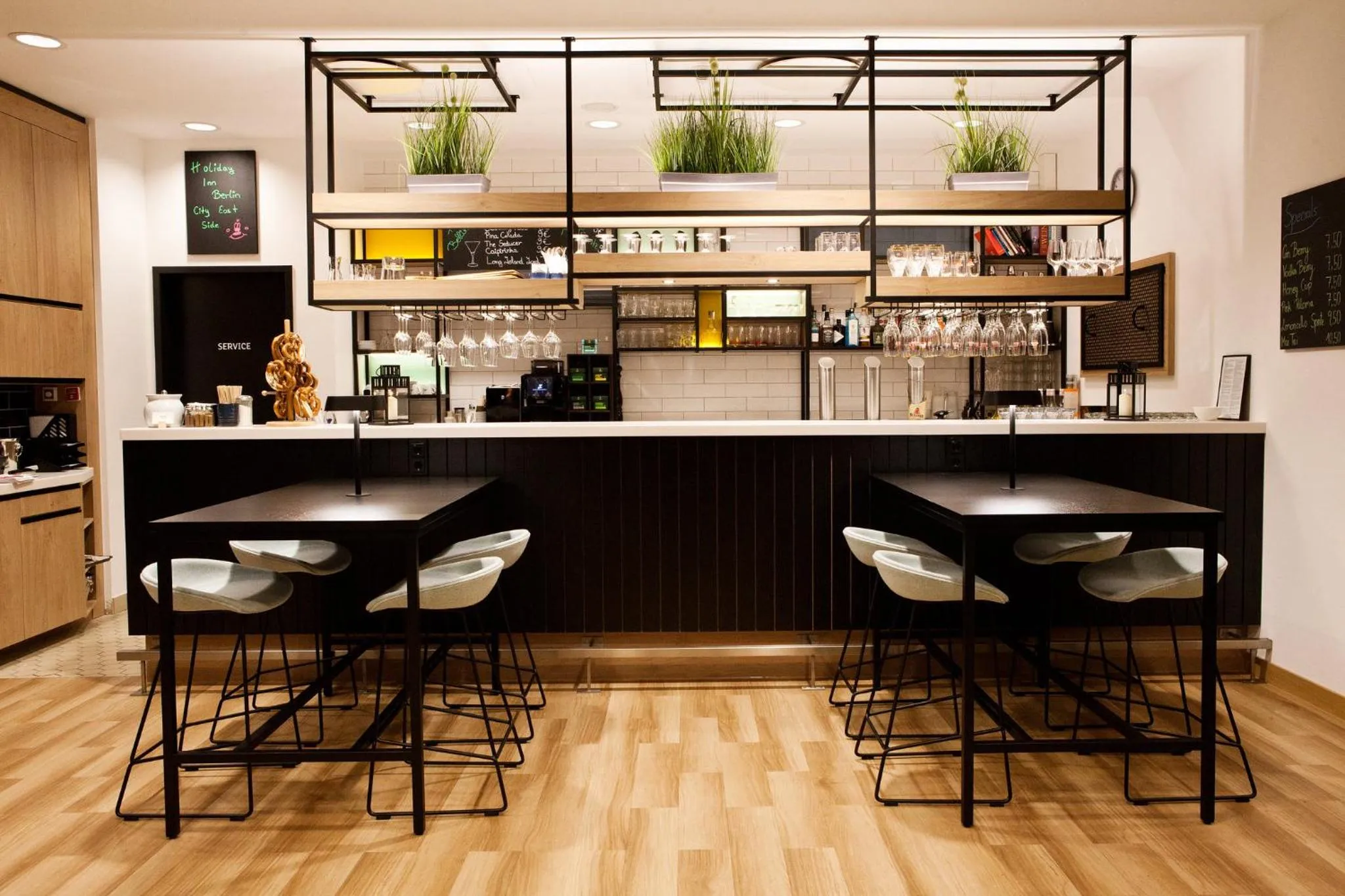 Lounge or bar in Holiday Inn Berlin City East Side by IHG