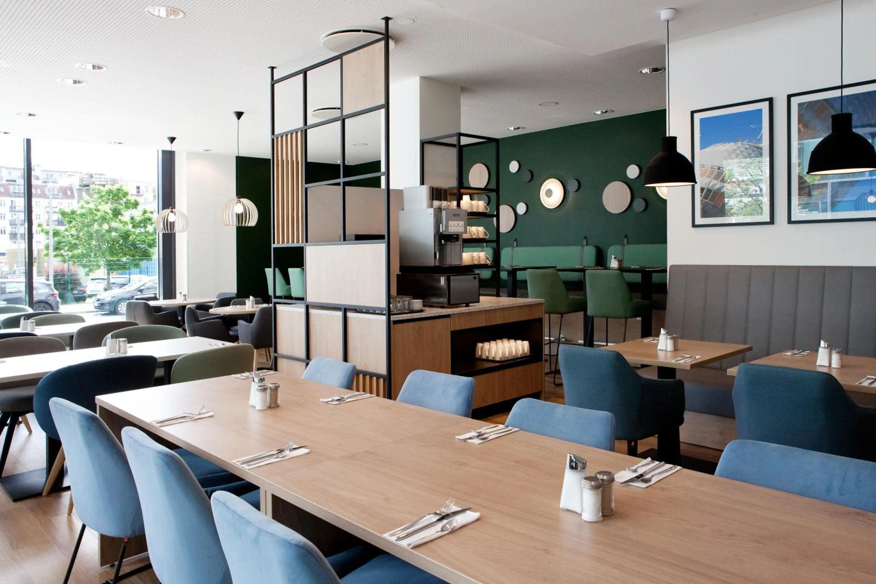 Restaurant/places to eat in Holiday Inn Berlin City East Side by IHG