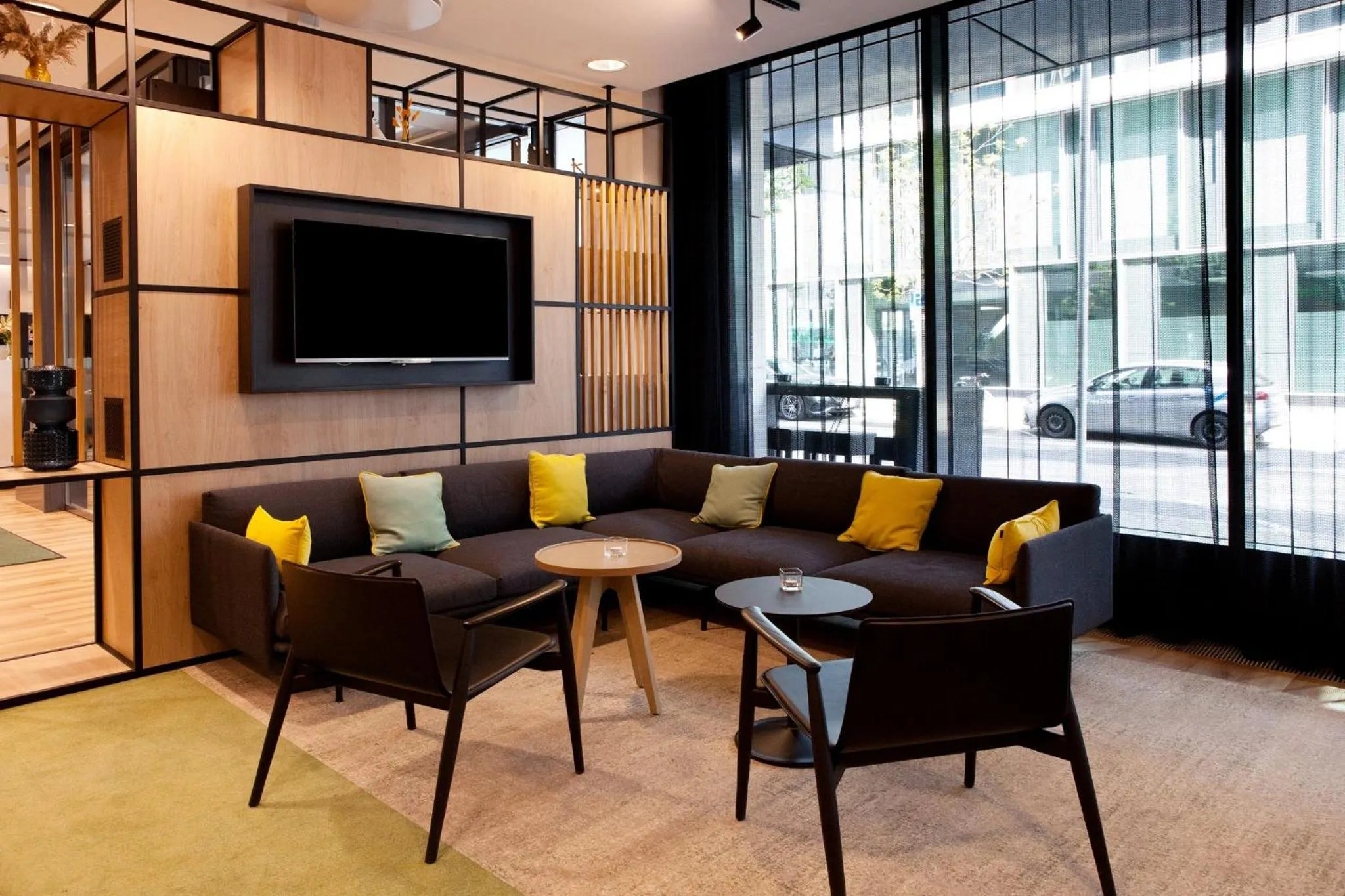 Lounge or bar in Holiday Inn Berlin City East Side by IHG