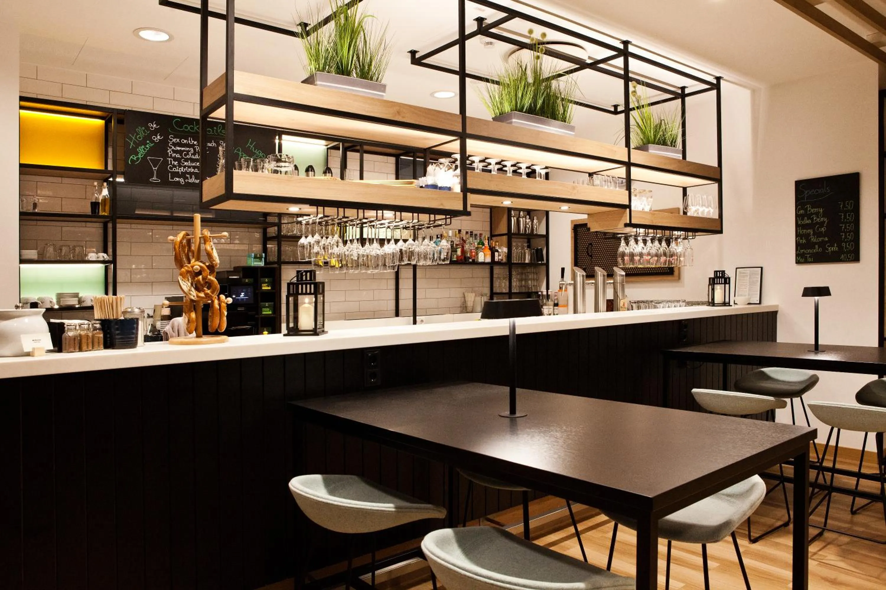 Lounge or bar in Holiday Inn Berlin City East Side by IHG