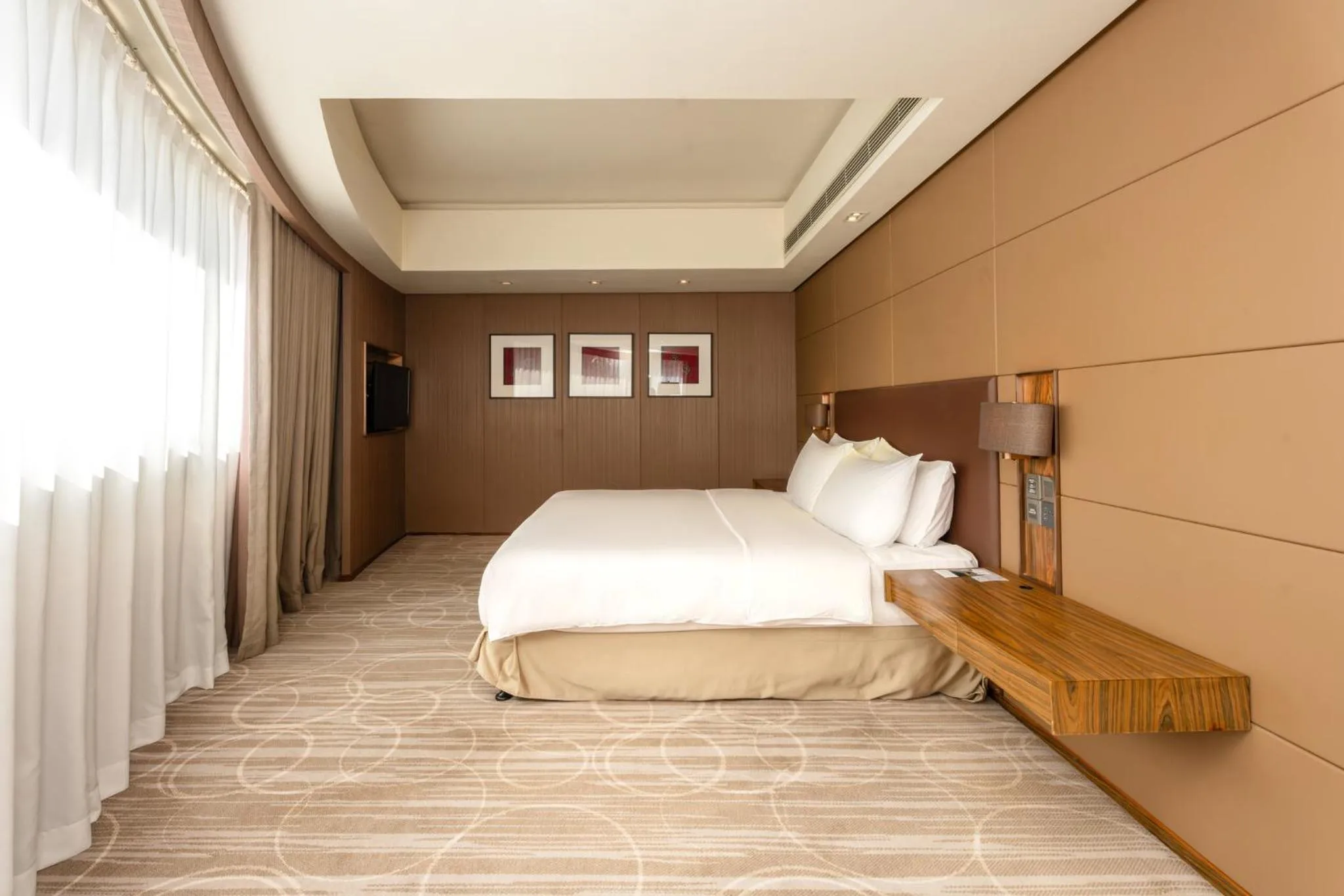 Photo of the whole room, Bed in Crowne Plaza Kunming City Centre by IHG