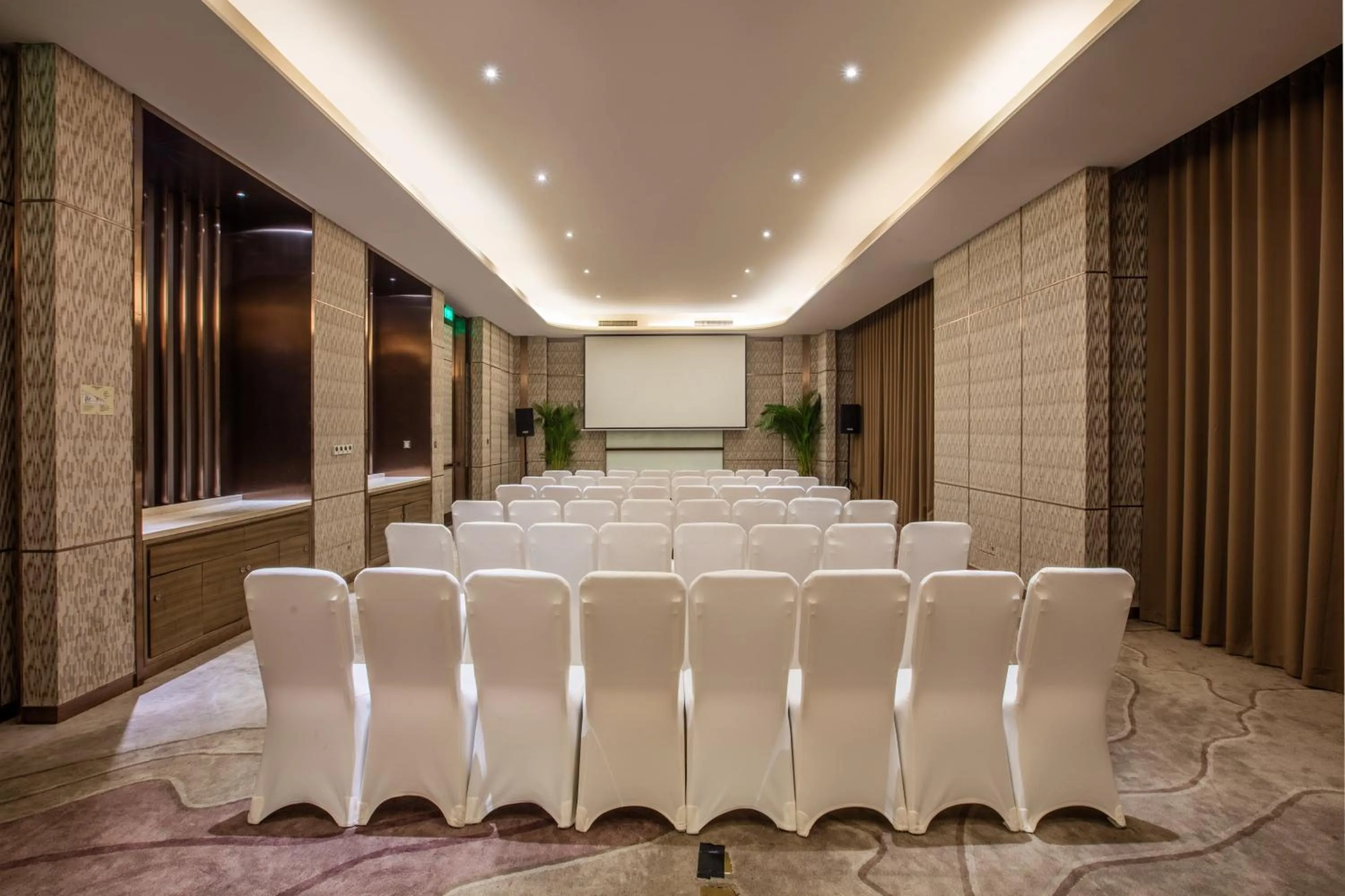 Meeting/conference room in Crowne Plaza Kunming City Centre by IHG