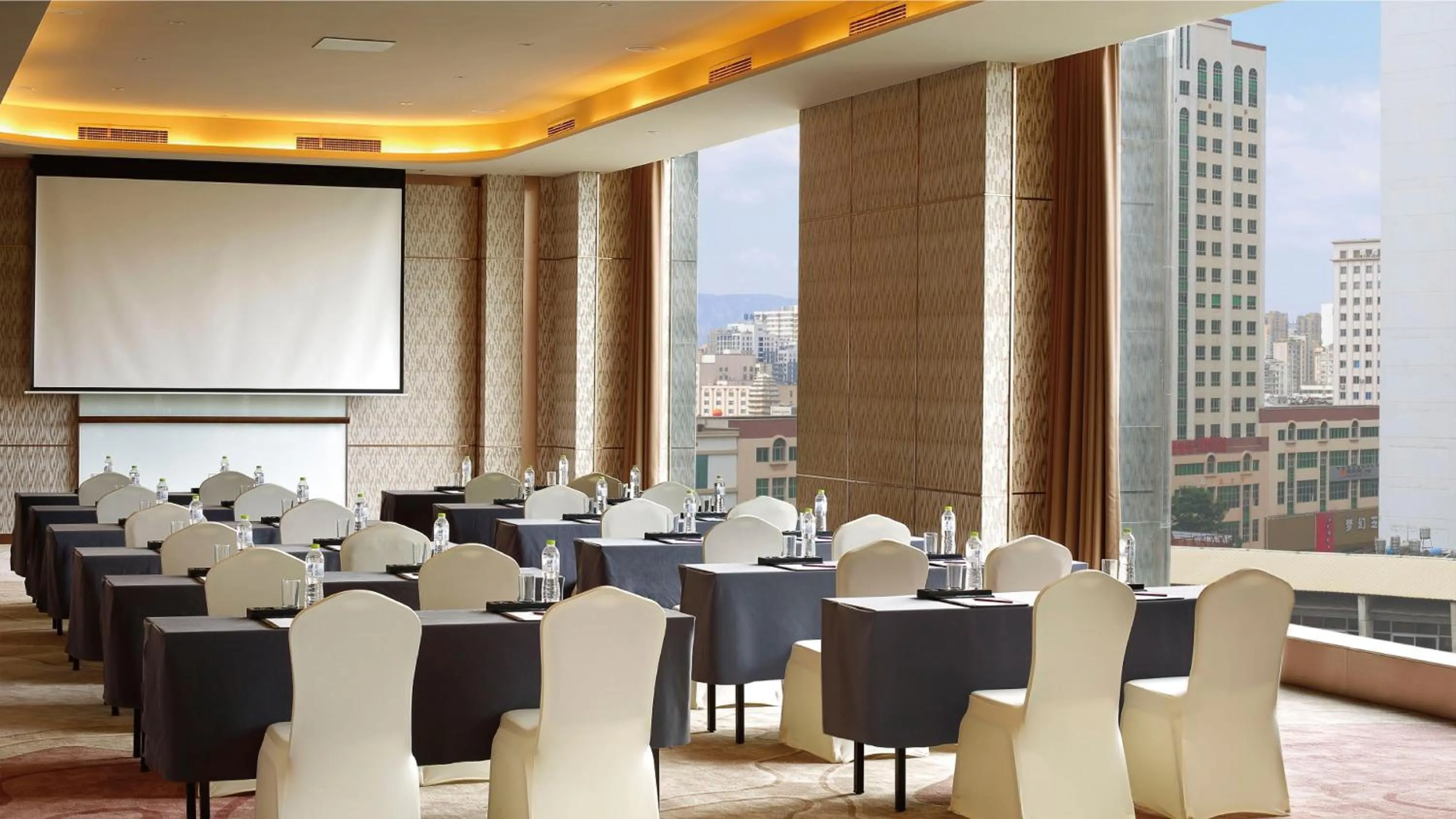 Meeting/conference room in Crowne Plaza Kunming City Centre by IHG