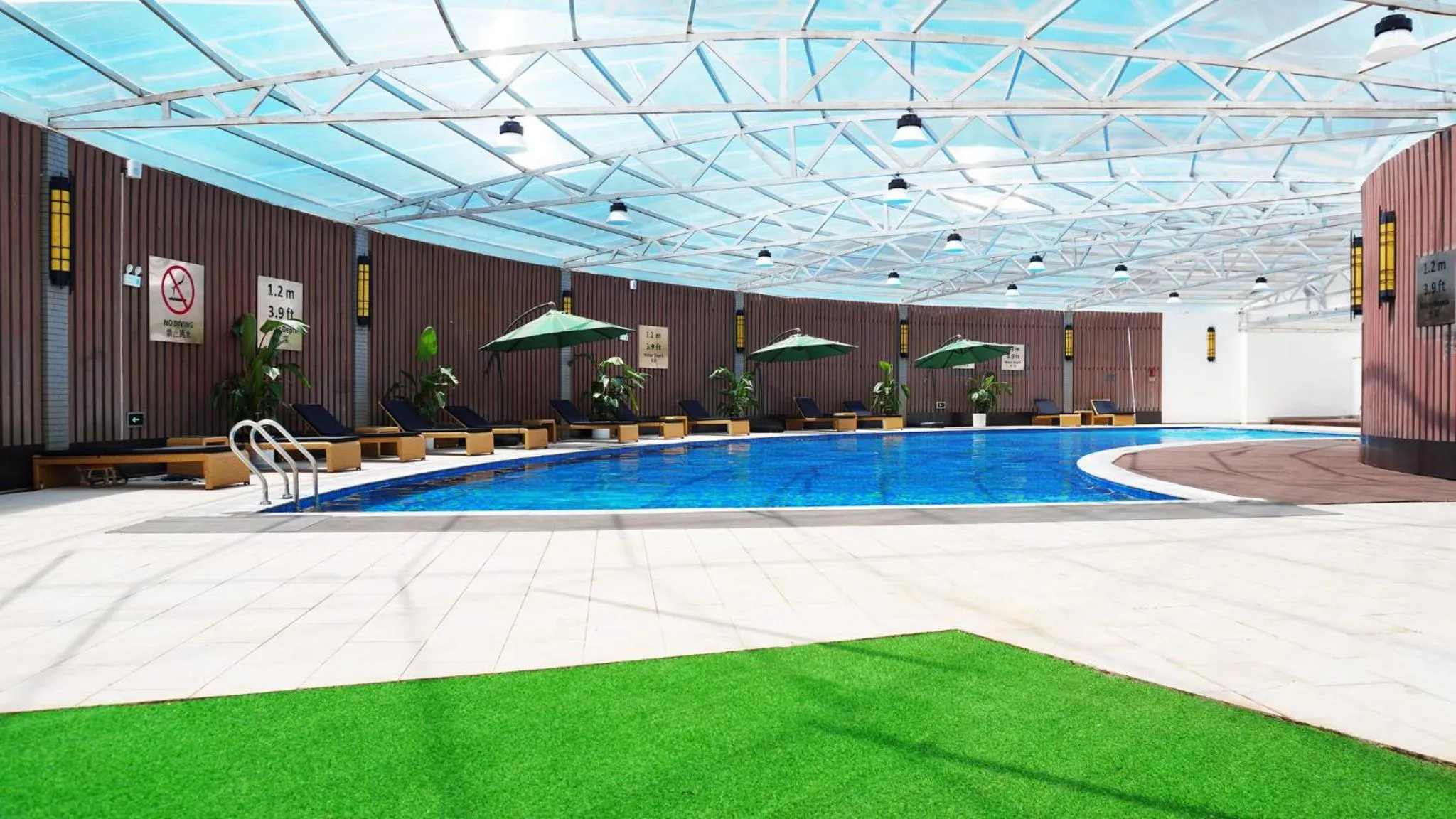 Swimming pool in Crowne Plaza Kunming City Centre by IHG