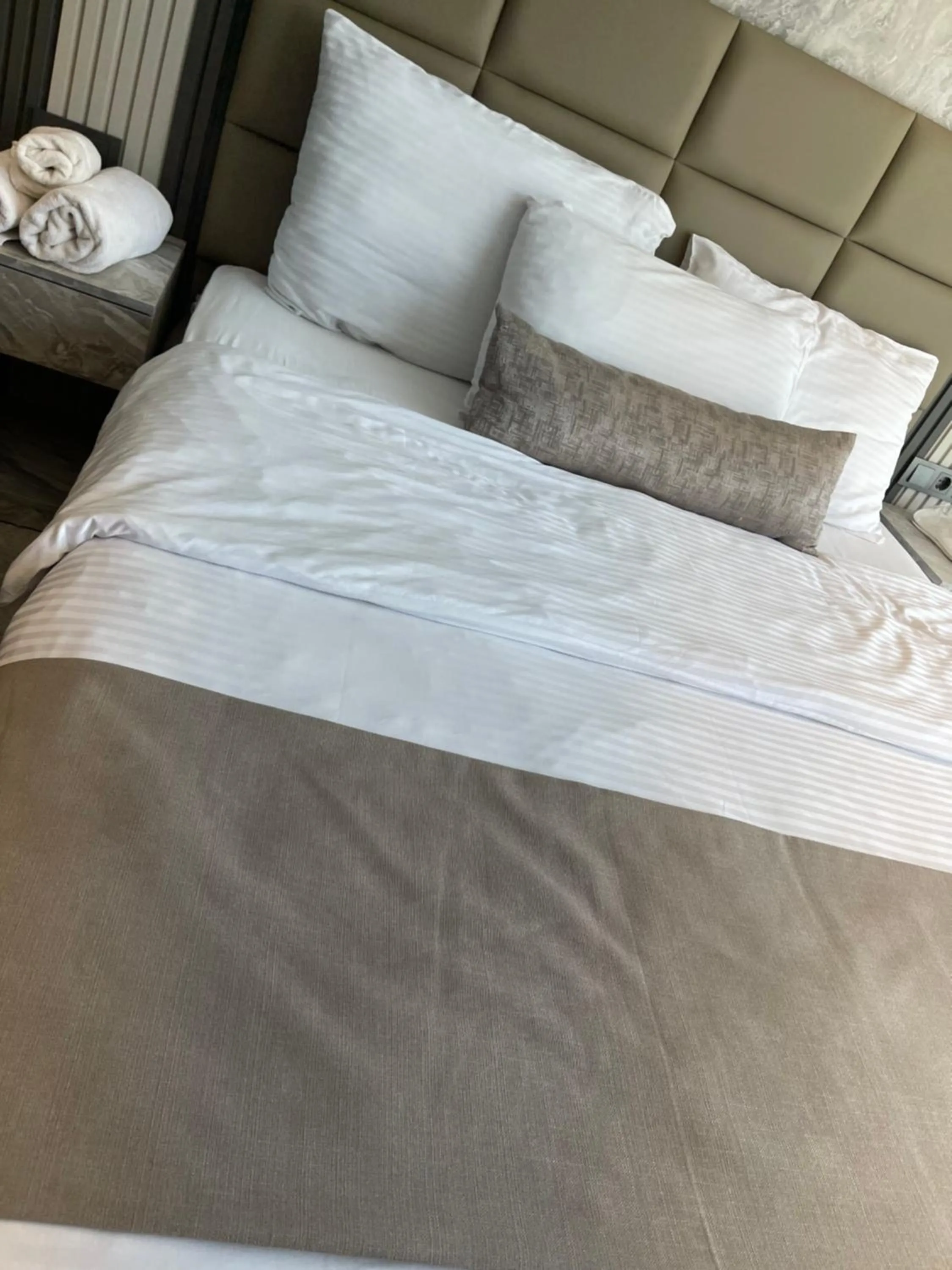 Bed in Aymira Suite Hotel