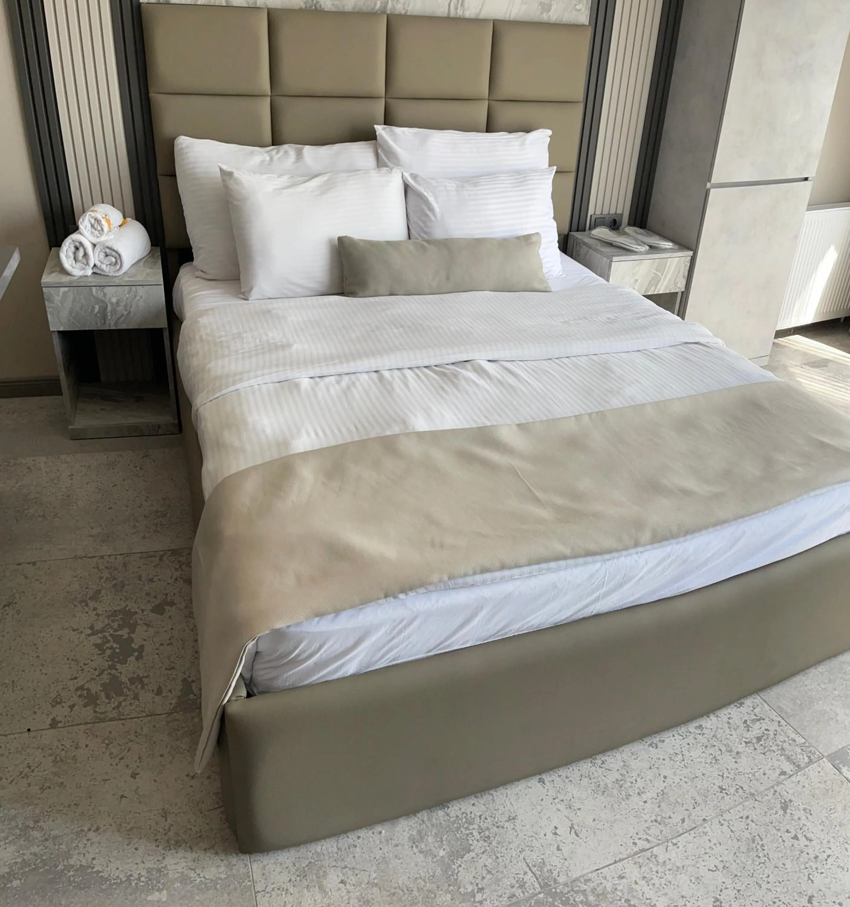 Bed in Aymira Suite Hotel