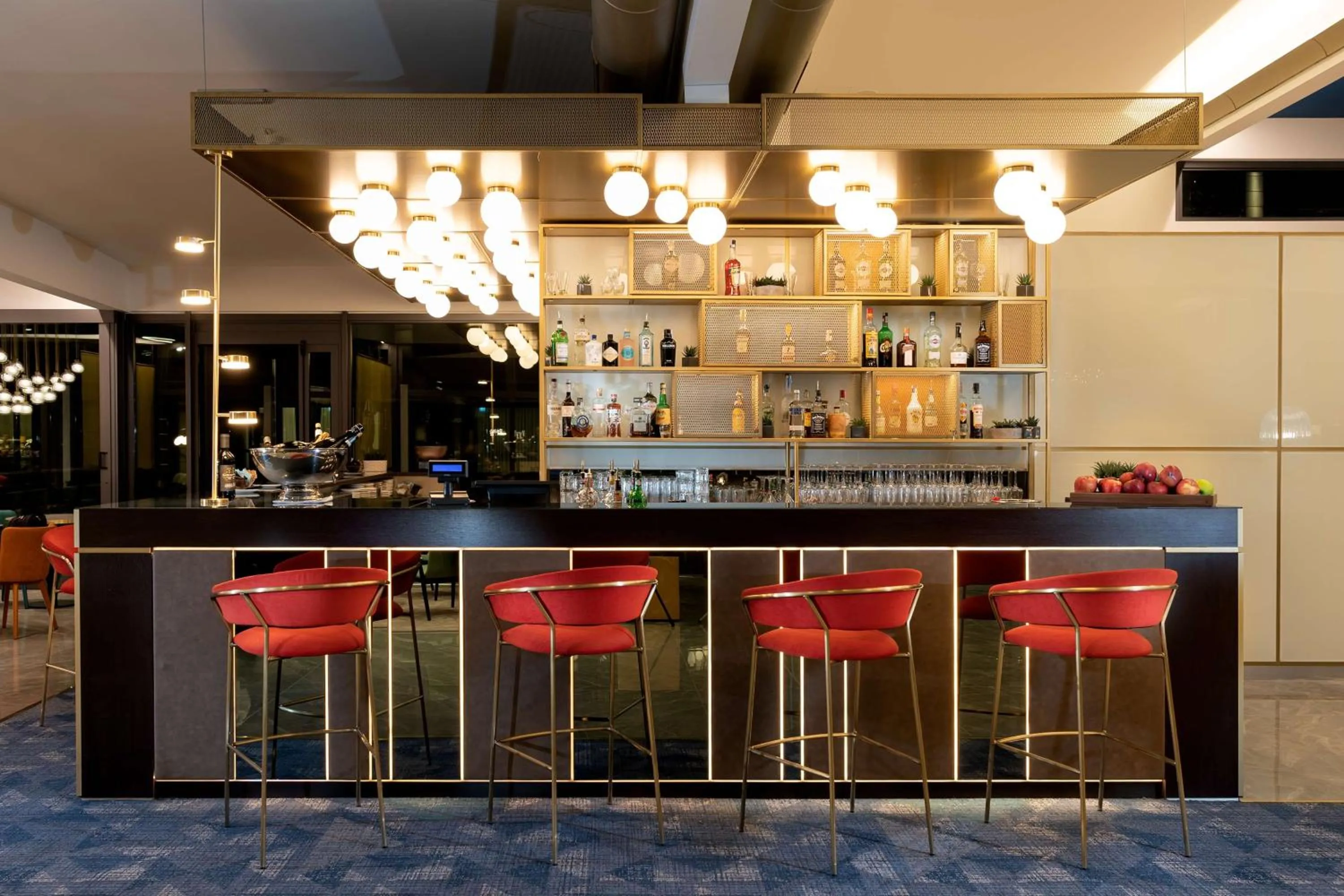 Lounge or bar in Doubletree by Hilton Milan Malpensa Solbiate Olona