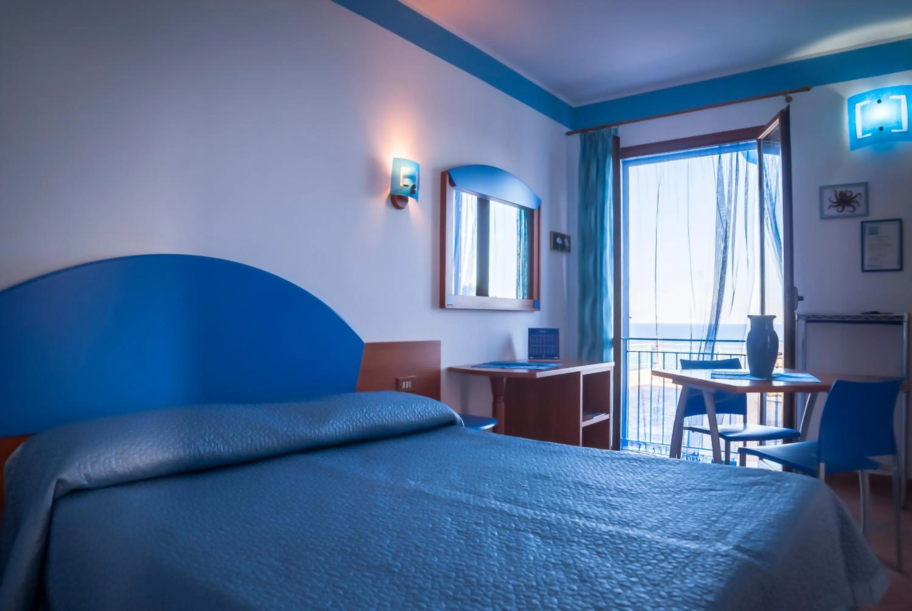 Photo of the whole room, Bed in Sogni Nel Blu