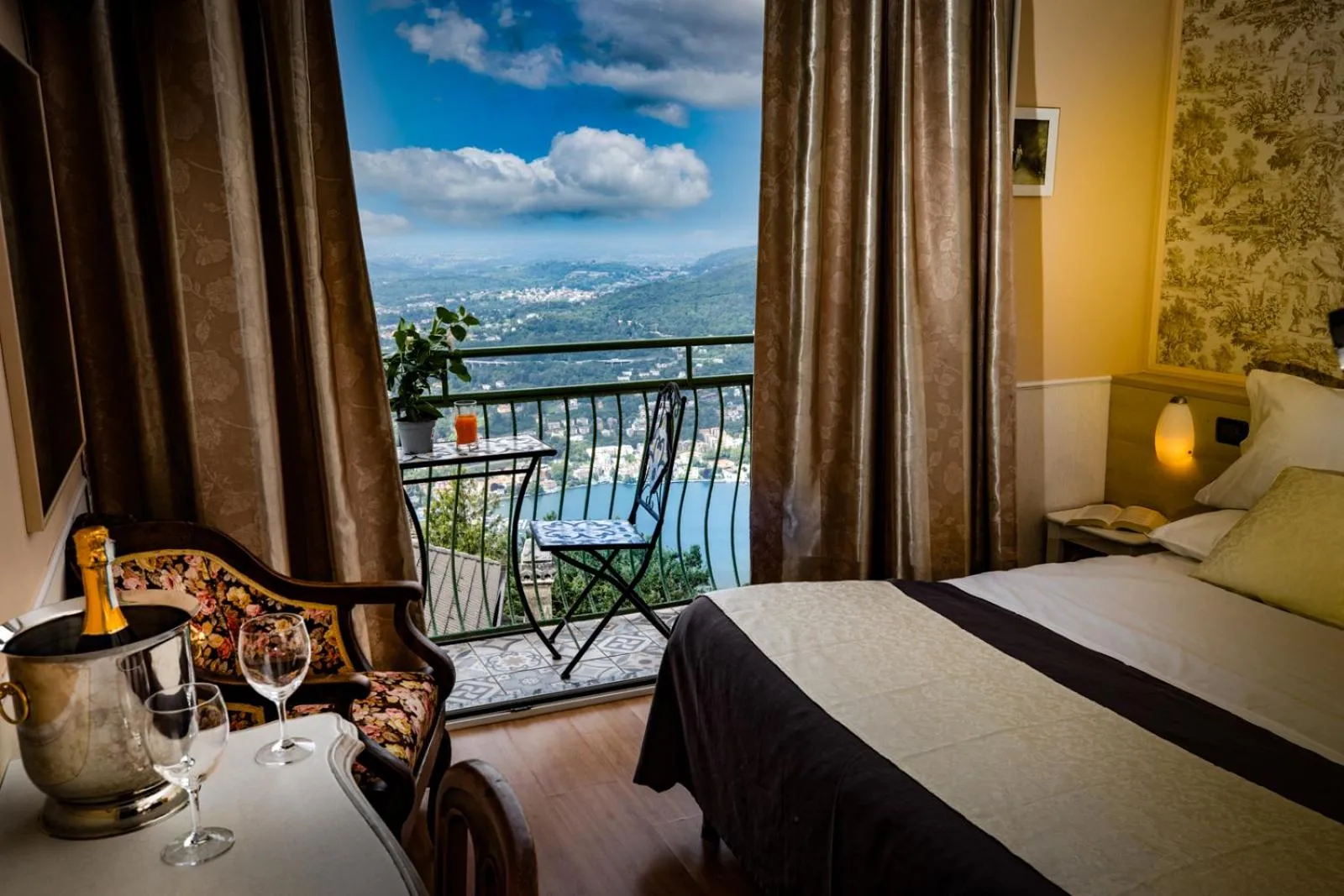 Lake view, Bed in Hotel Vista Lago Como
