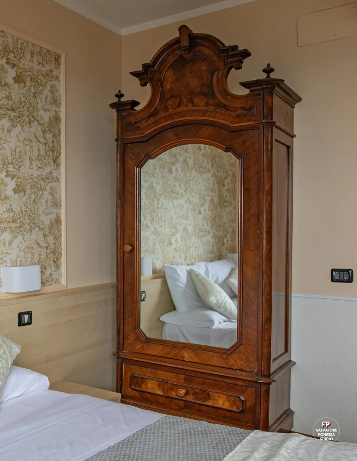 wardrobe, Bed in Hotel Vista Lago Como