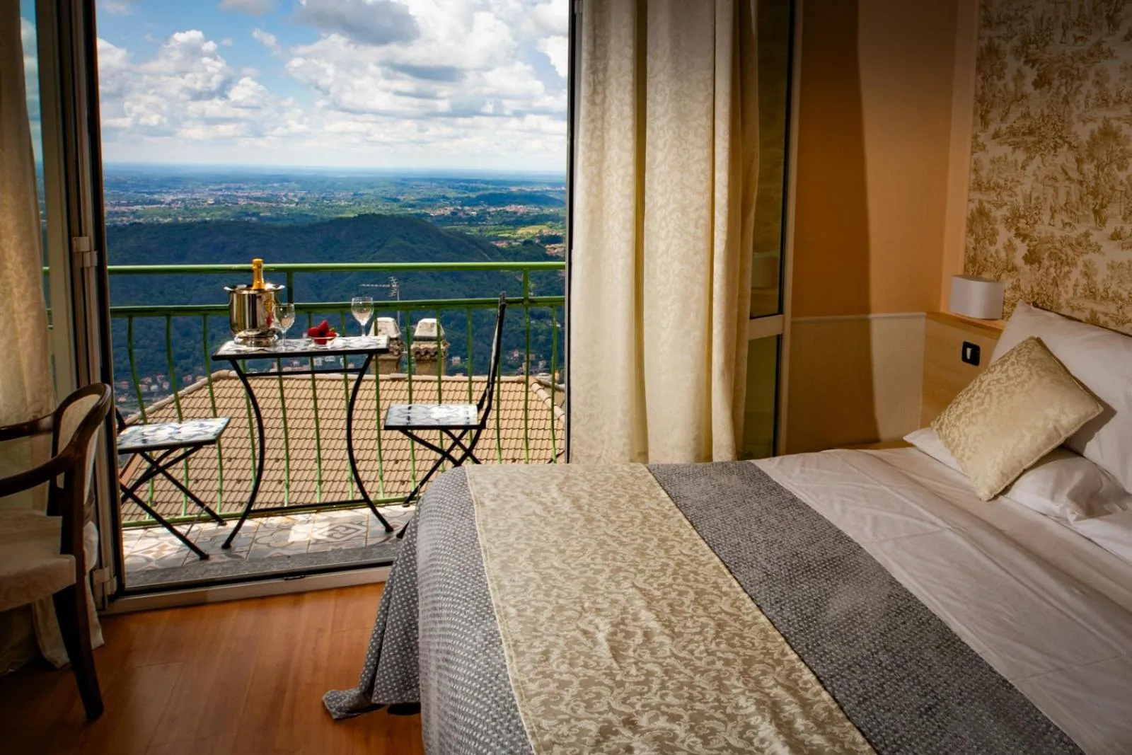 Photo of the whole room, Bed in Hotel Vista Lago Como