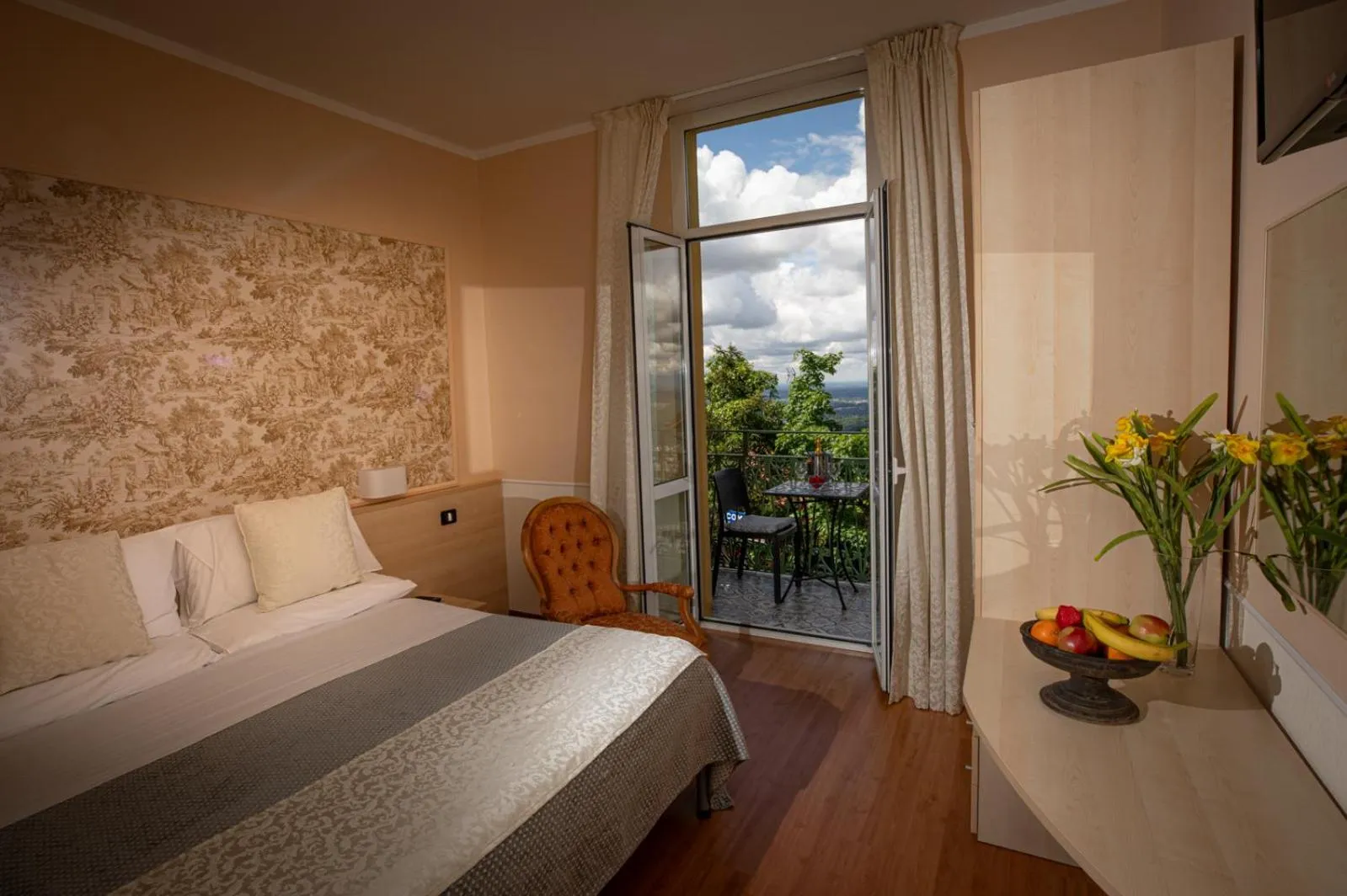 Bedroom, Bed in Hotel Vista Lago Como
