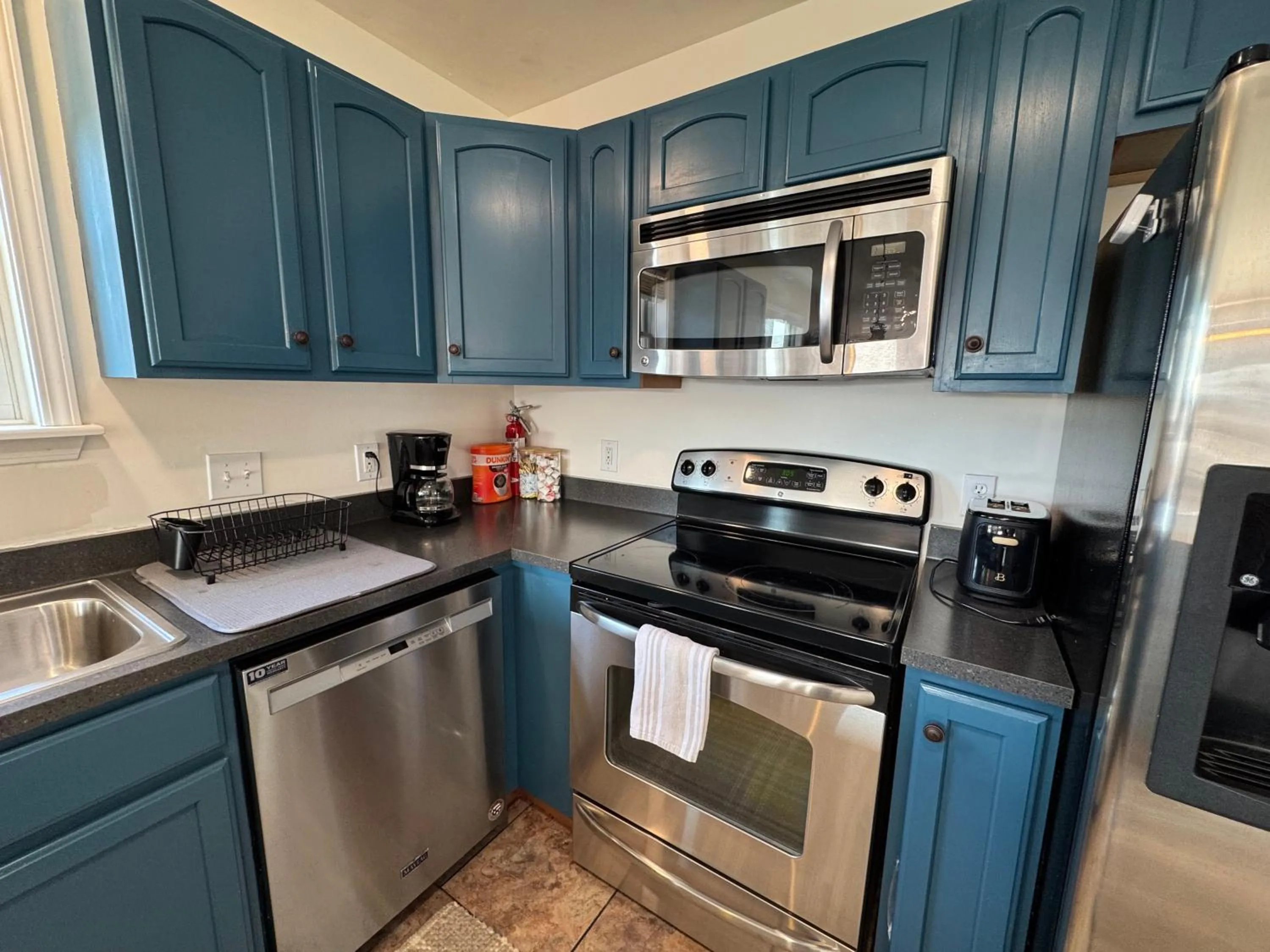 Kitchen or kitchenette in Central Lake Placid Mountain Views