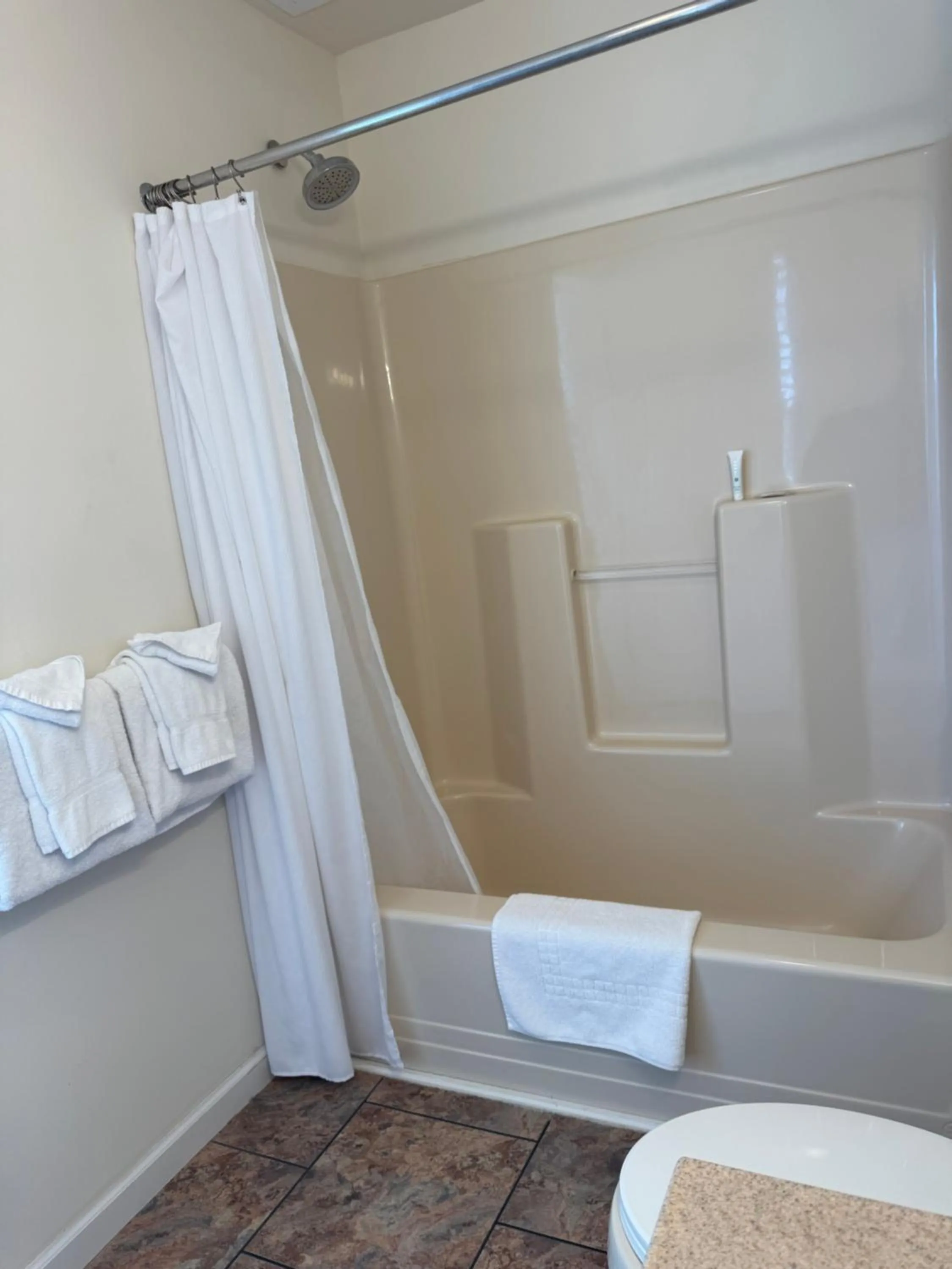 Shower in Central Lake Placid Mountain Views