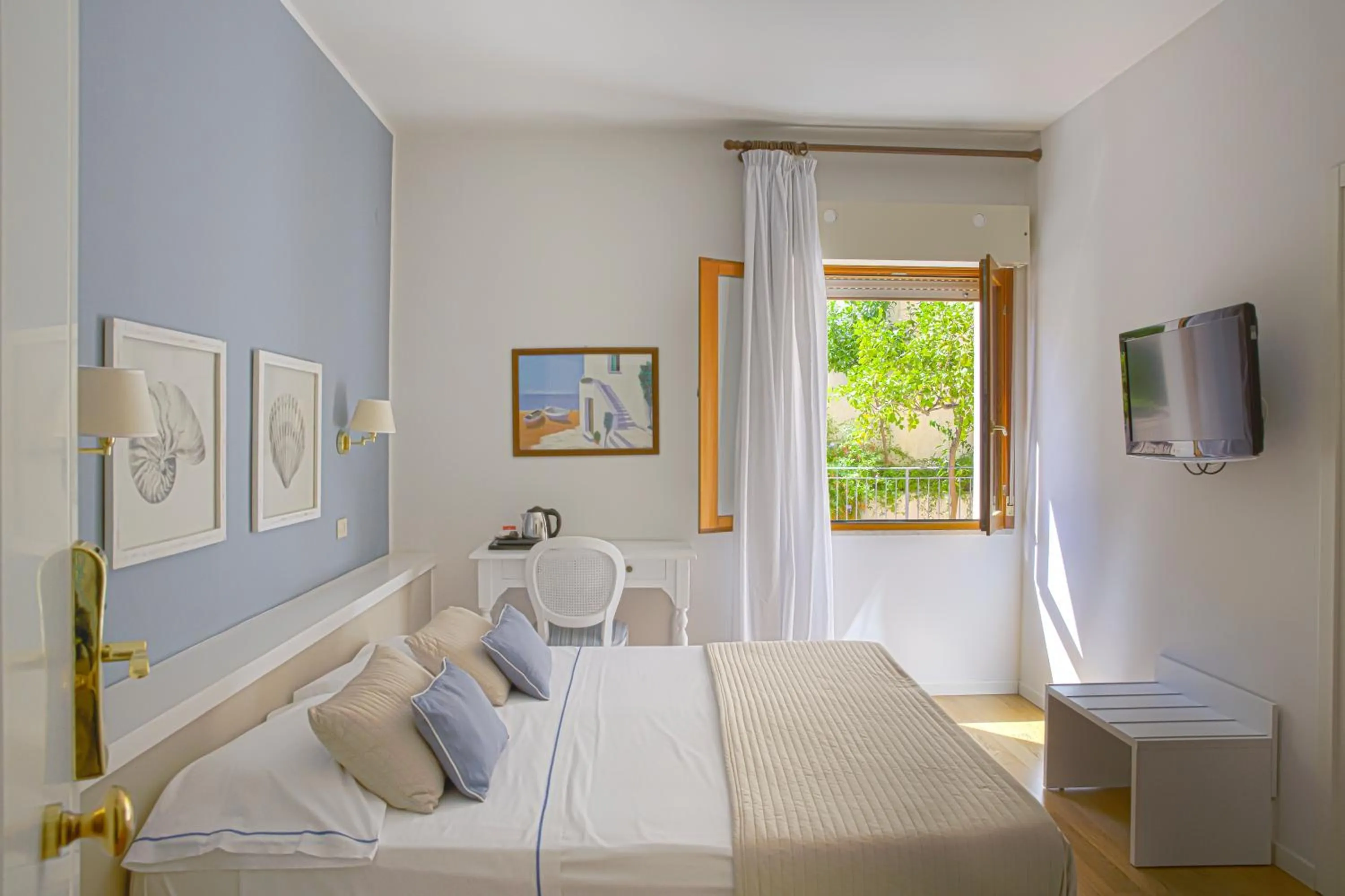 Bed in Hotel Punta Nord Est