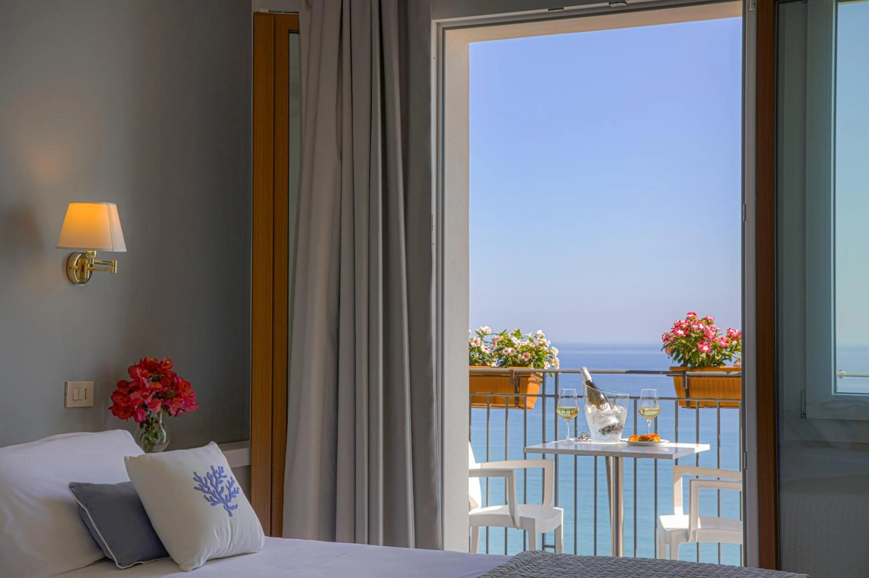 Sea view, Bed in Hotel Punta Nord Est