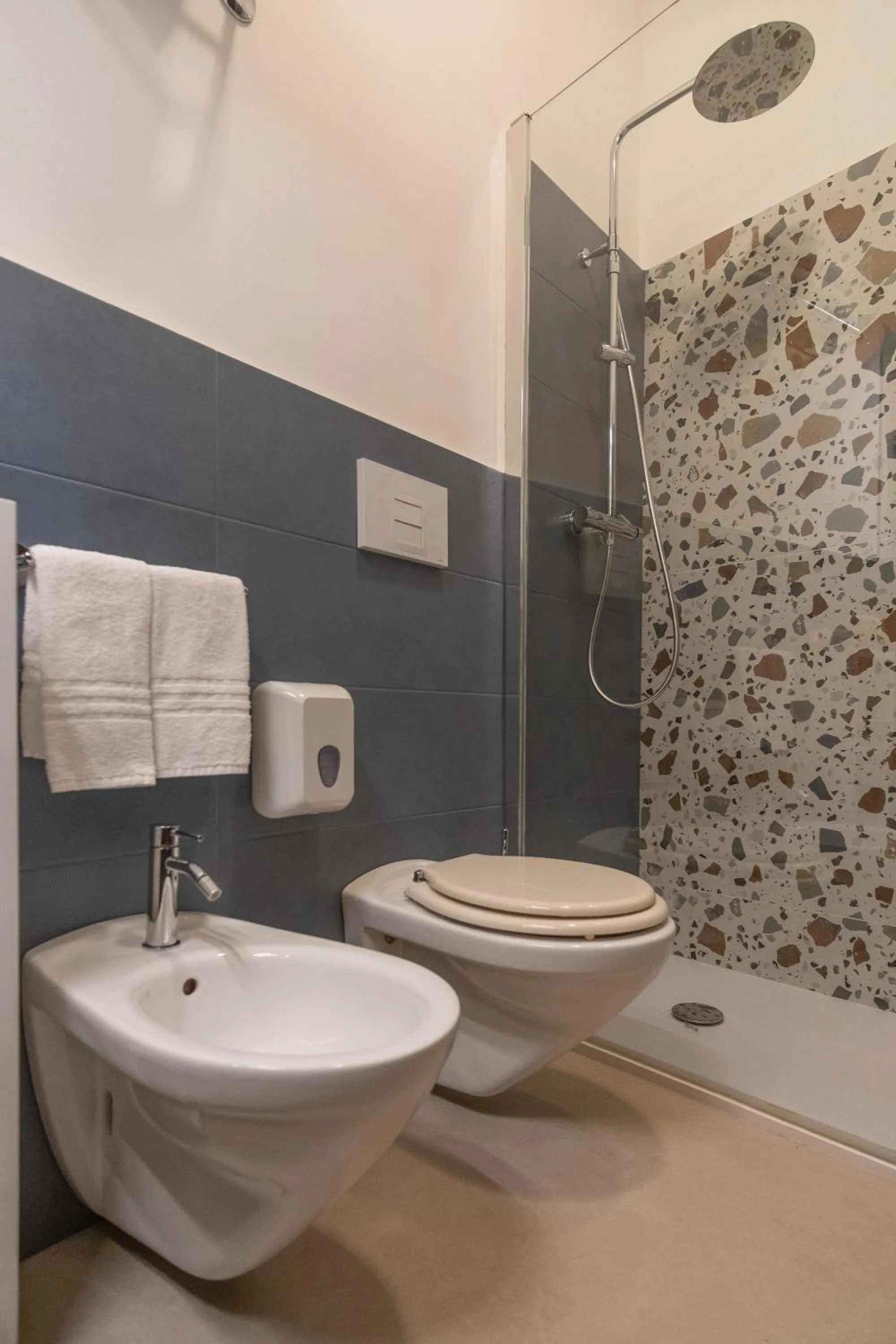 Shower in Hotel Cetarium