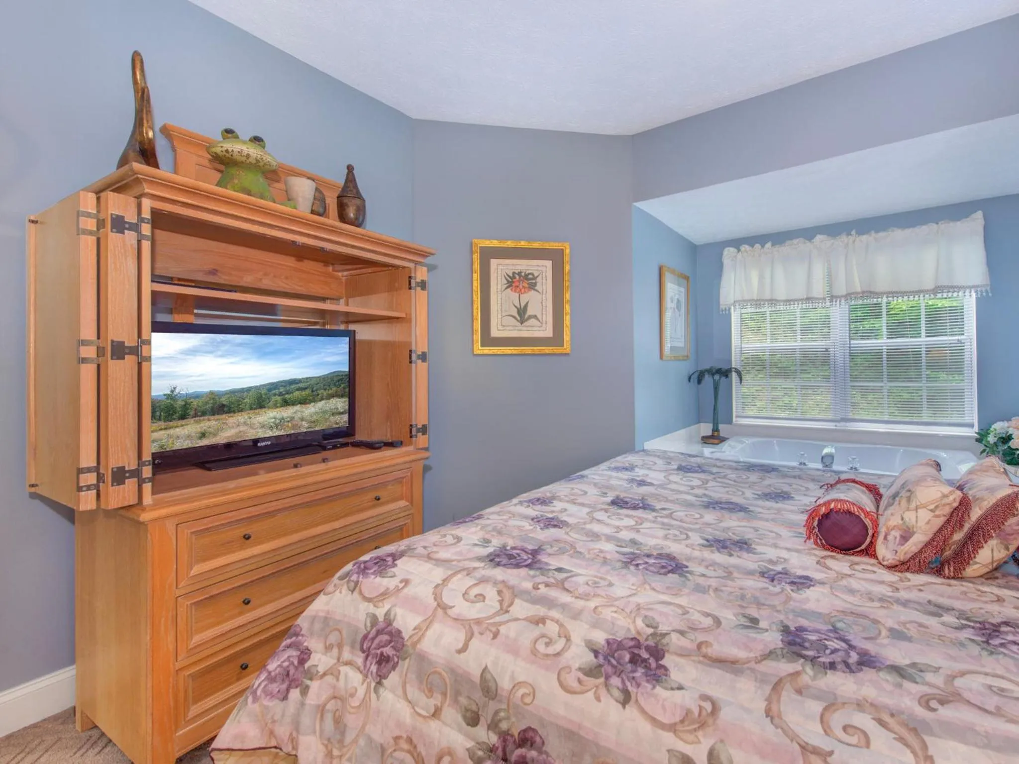 Bedroom, Bed in Smokey Bear 1103