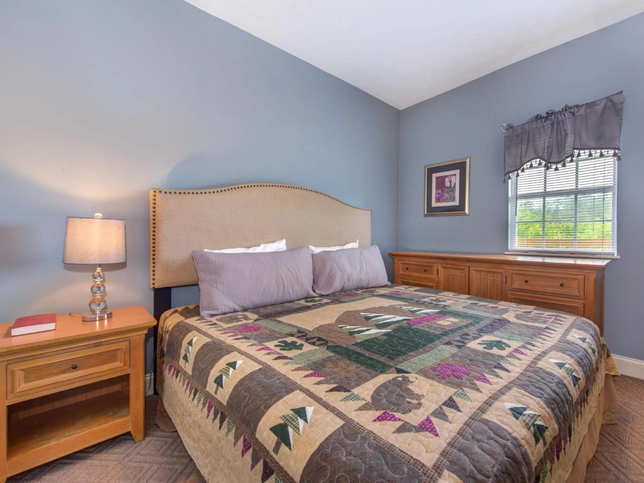 Bedroom, Bed in Smokey Bear 1103