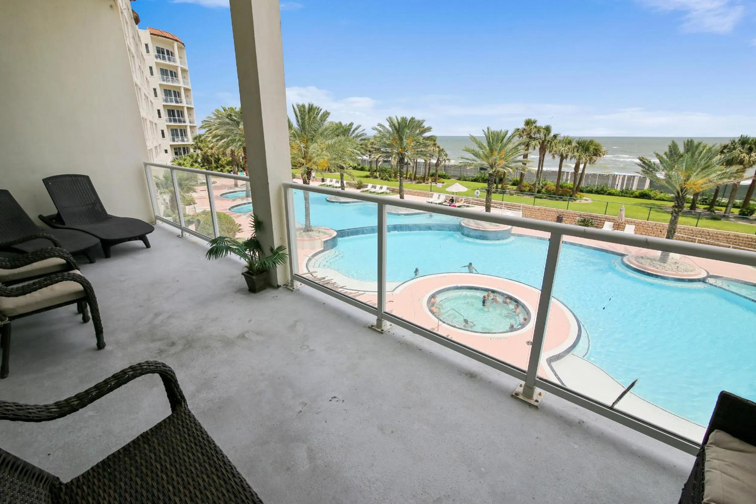 Swimming pool in Diamond Beach 312-Island Jewel