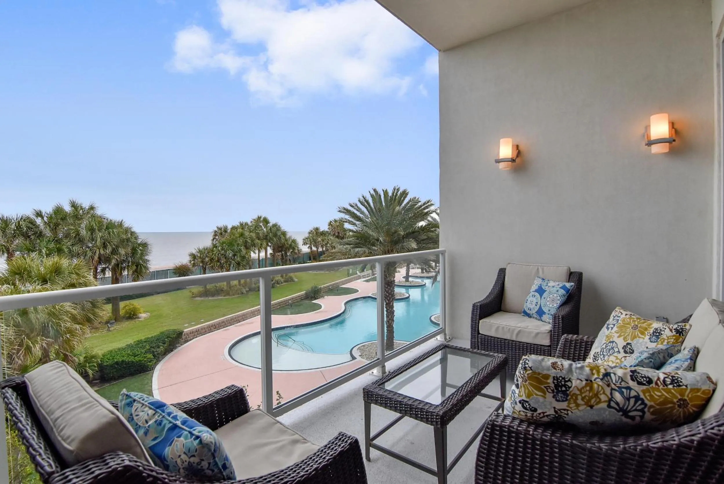 Swimming pool in Diamond Beach 304-Sapphire