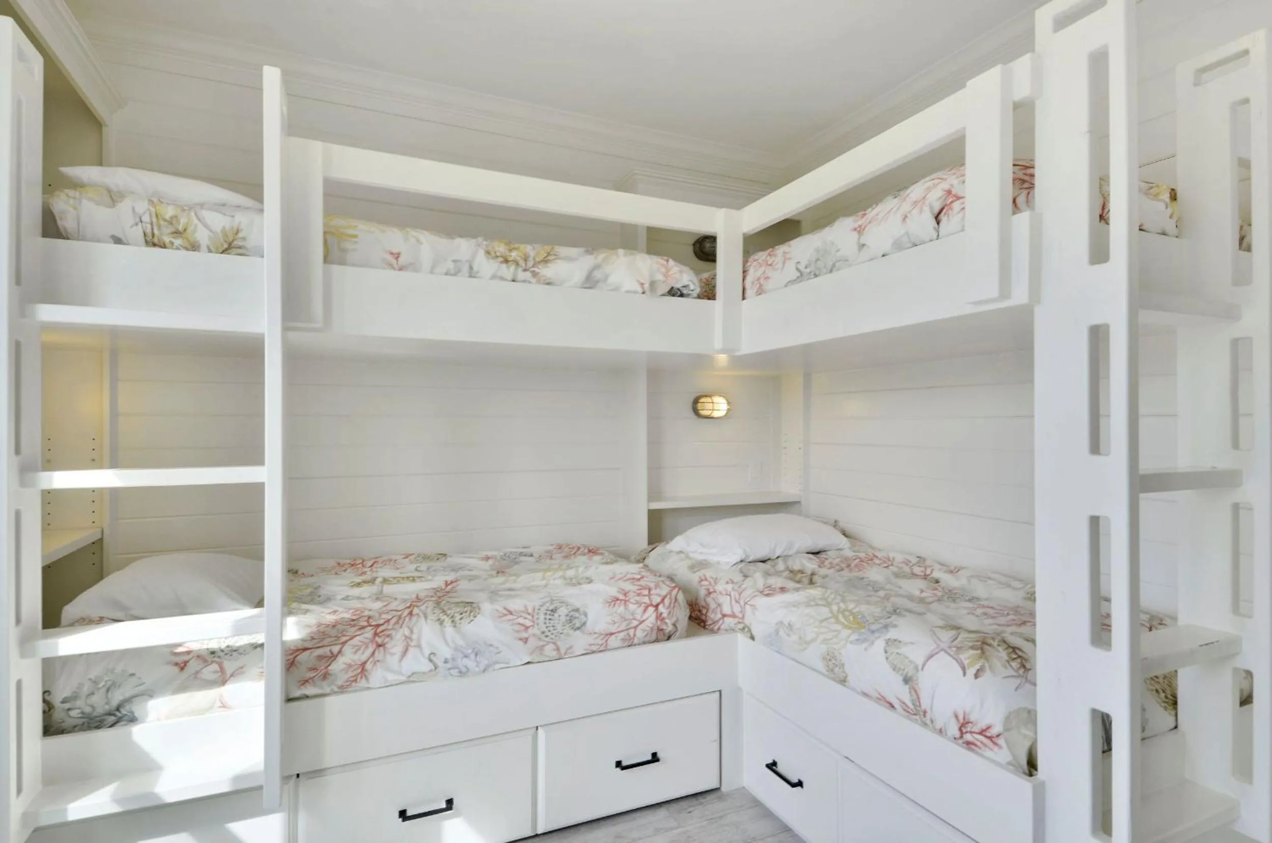 Property building, Bed in Beachside Haven