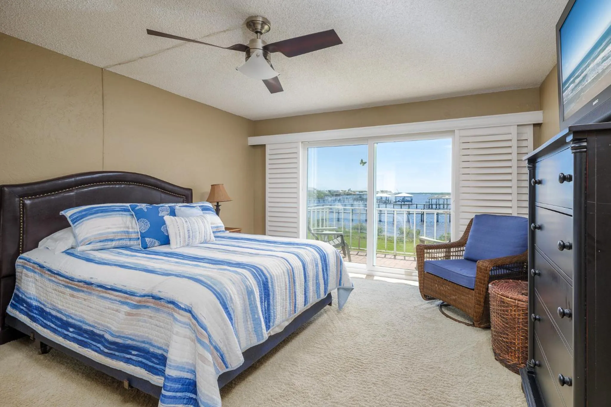 Bedroom, Bed in Point Matanzas B3