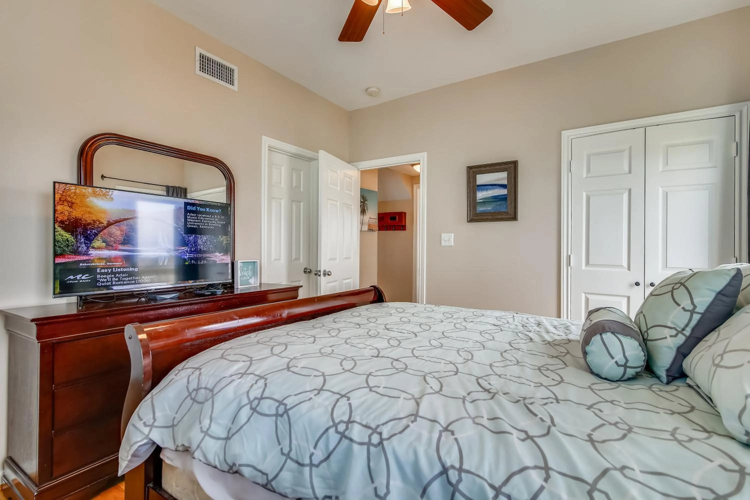 Bedroom, Bed in Sunflower Surf