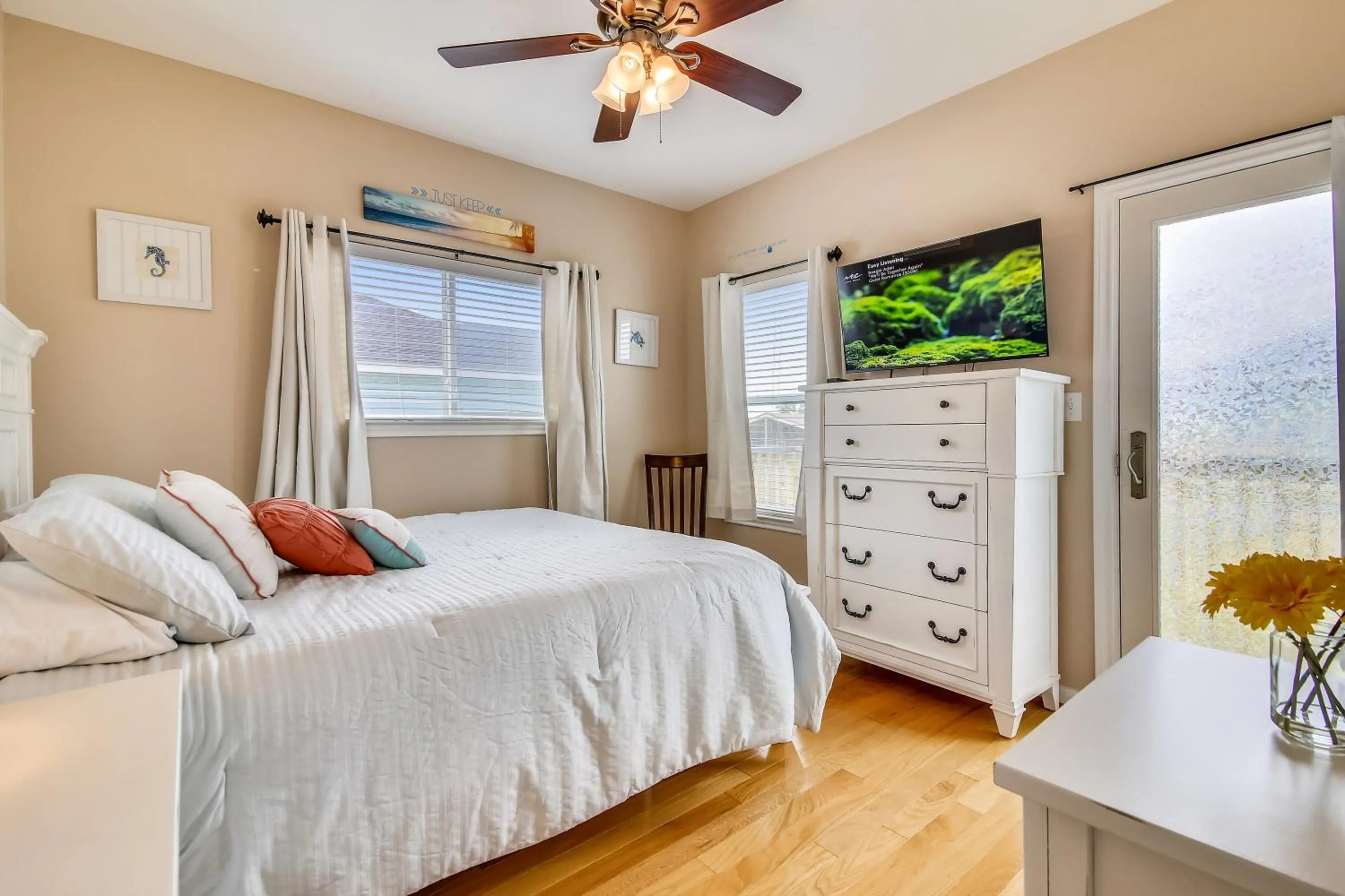 Bedroom, Bed in Sunflower Surf